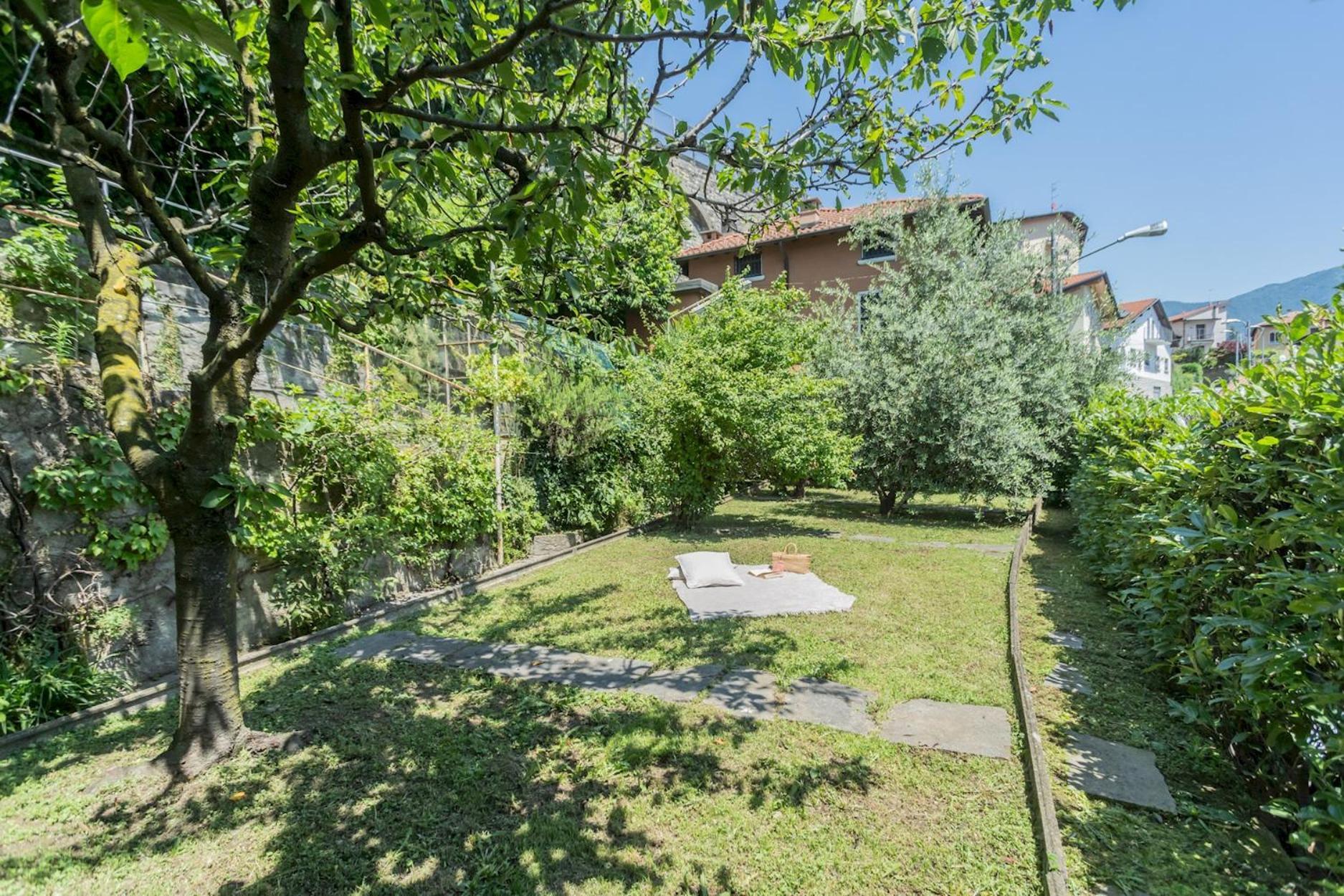 Villa Chiara Lake Como With Private Garden By Rent All Como * Moltrasio