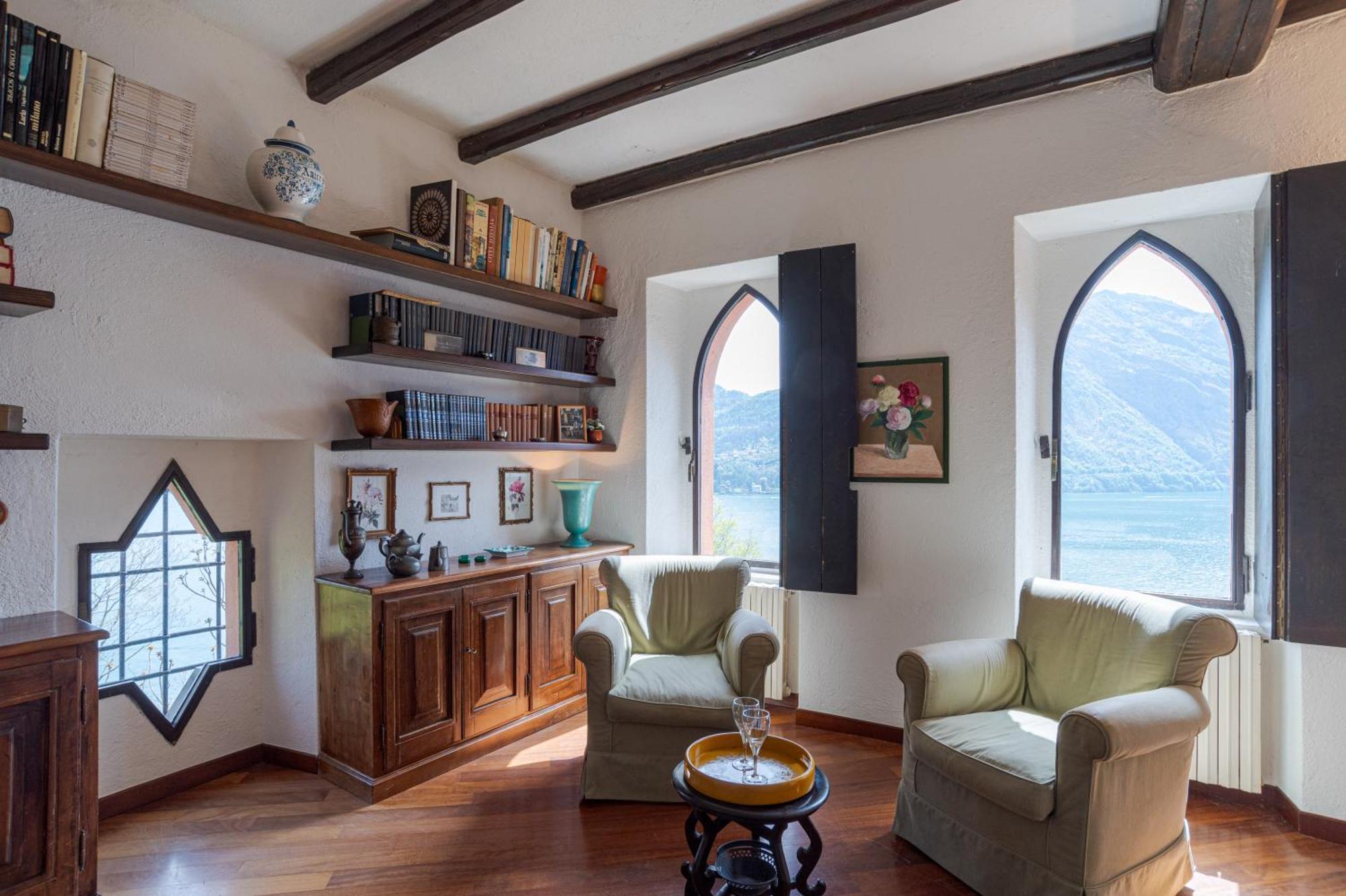 Stunning Castle In With Lake View Apartment