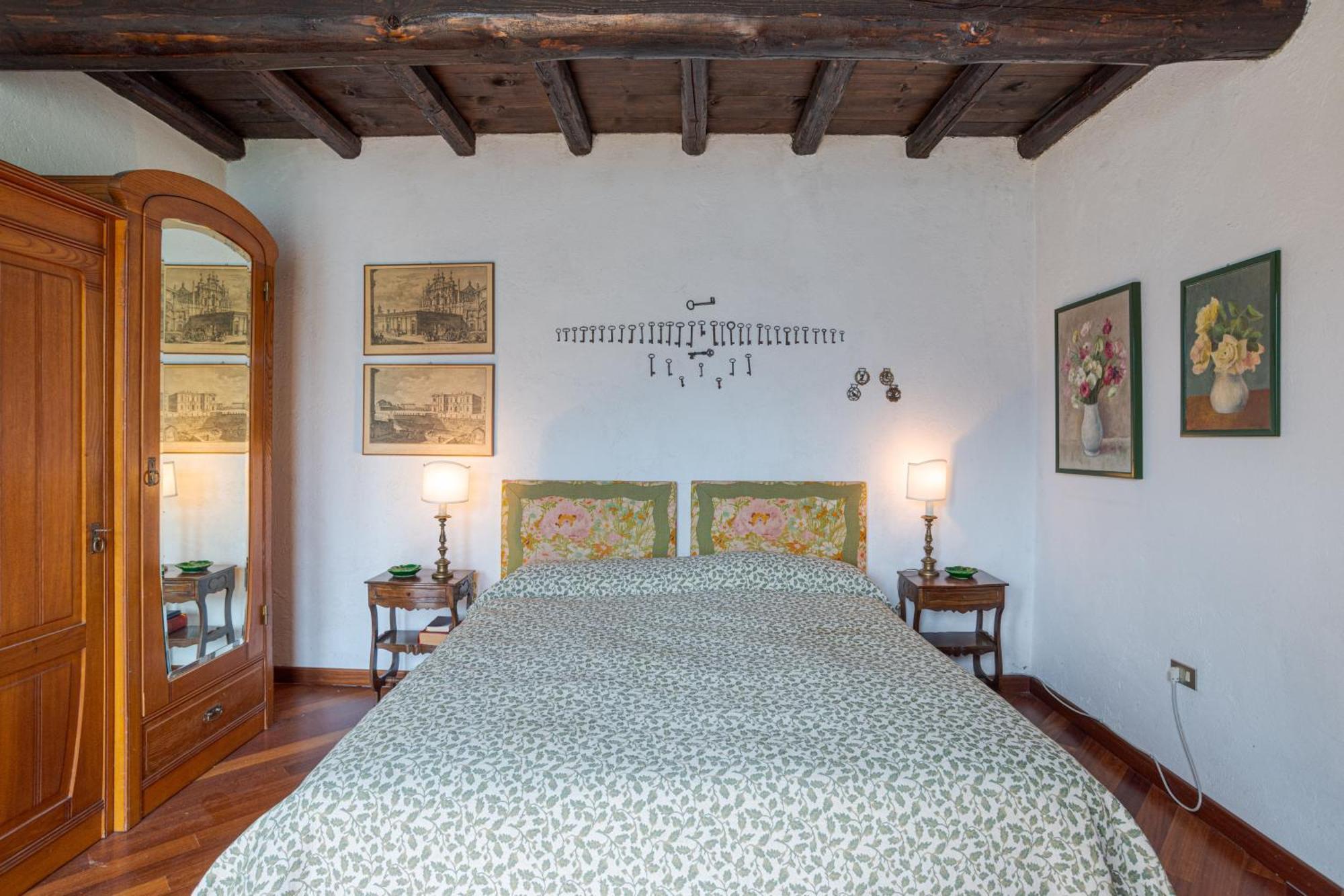 Stunning Castle In With Lake View Apartment