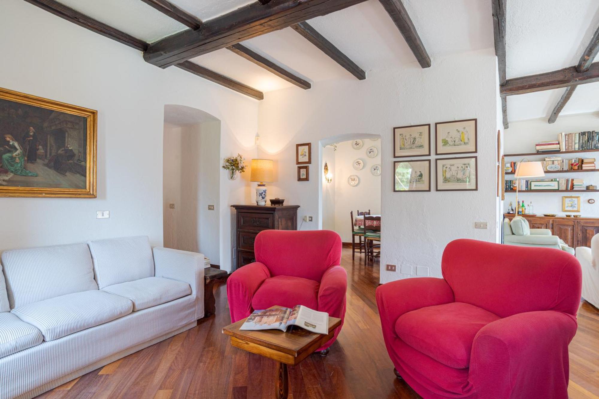 Stunning Castle In With Lake View Apartment *