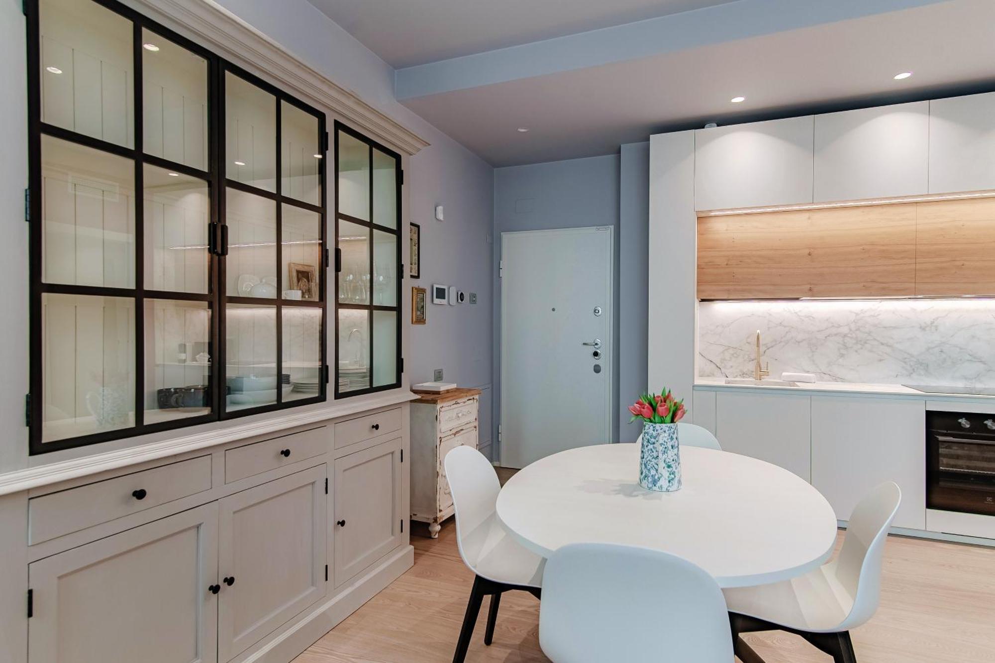 Apartment Three Colors - By Myhomeincomo *