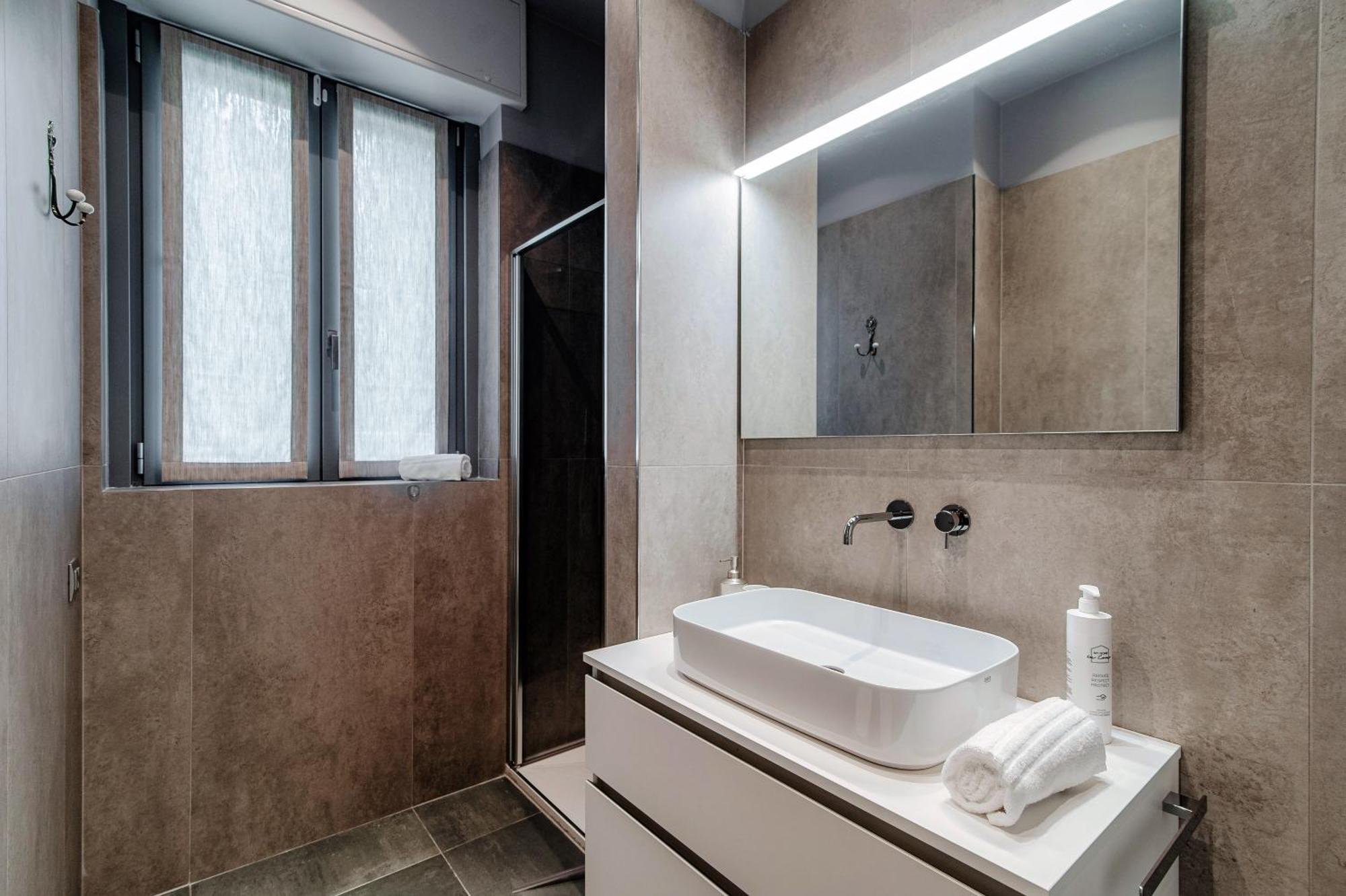 Three Colors - By Myhomeincomo Apartment Como