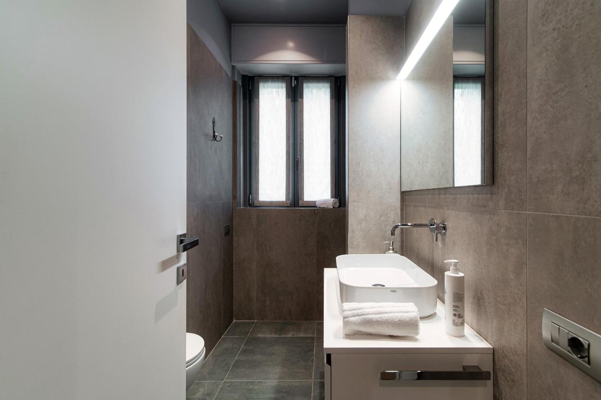Three Colors - By Myhomeincomo Apartment Como