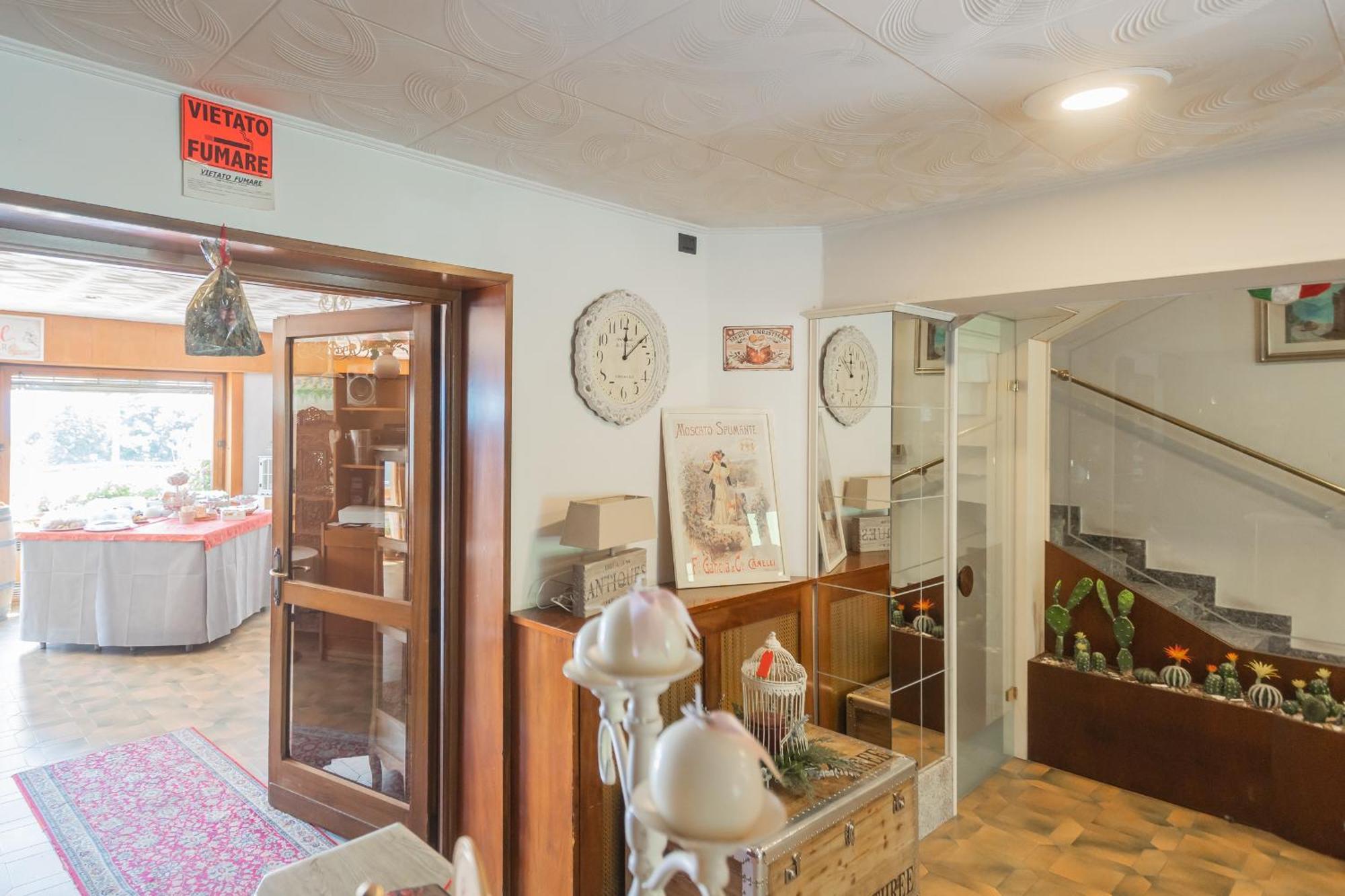 Pet Friendly Mirabeau 3*