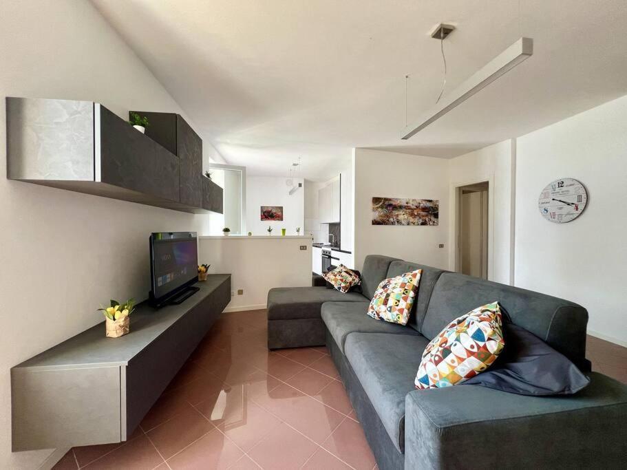 Front 2-bedroom Flat - 6 Persons Apartment *