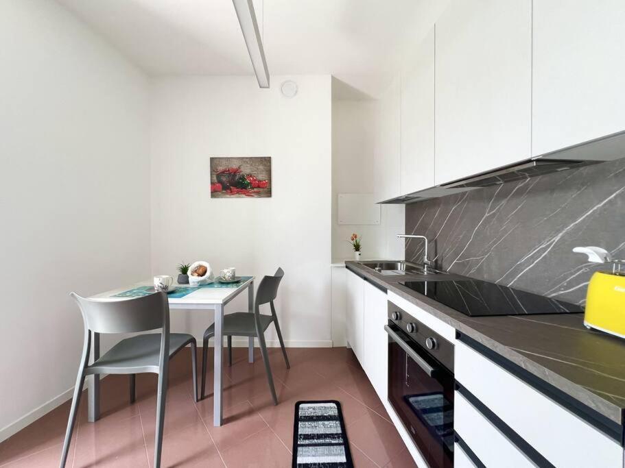 Front 2-bedroom Flat - 6 Persons Domaso
