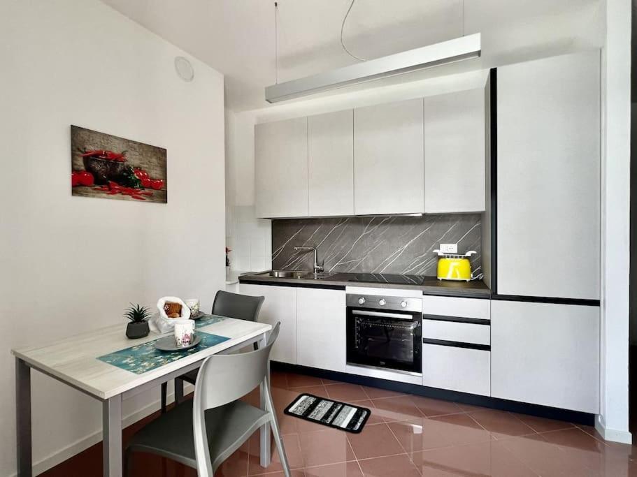 Front 2-bedroom Flat - 6 Persons Apartment Domaso