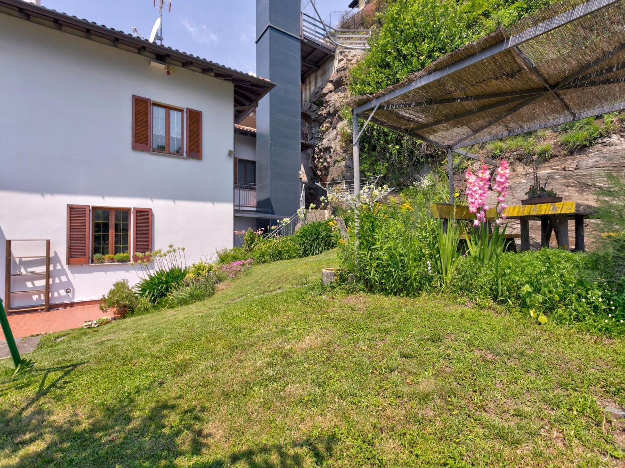 Wonderful Flat With Swimming Pool Lift And Garden Apartment Gravedona