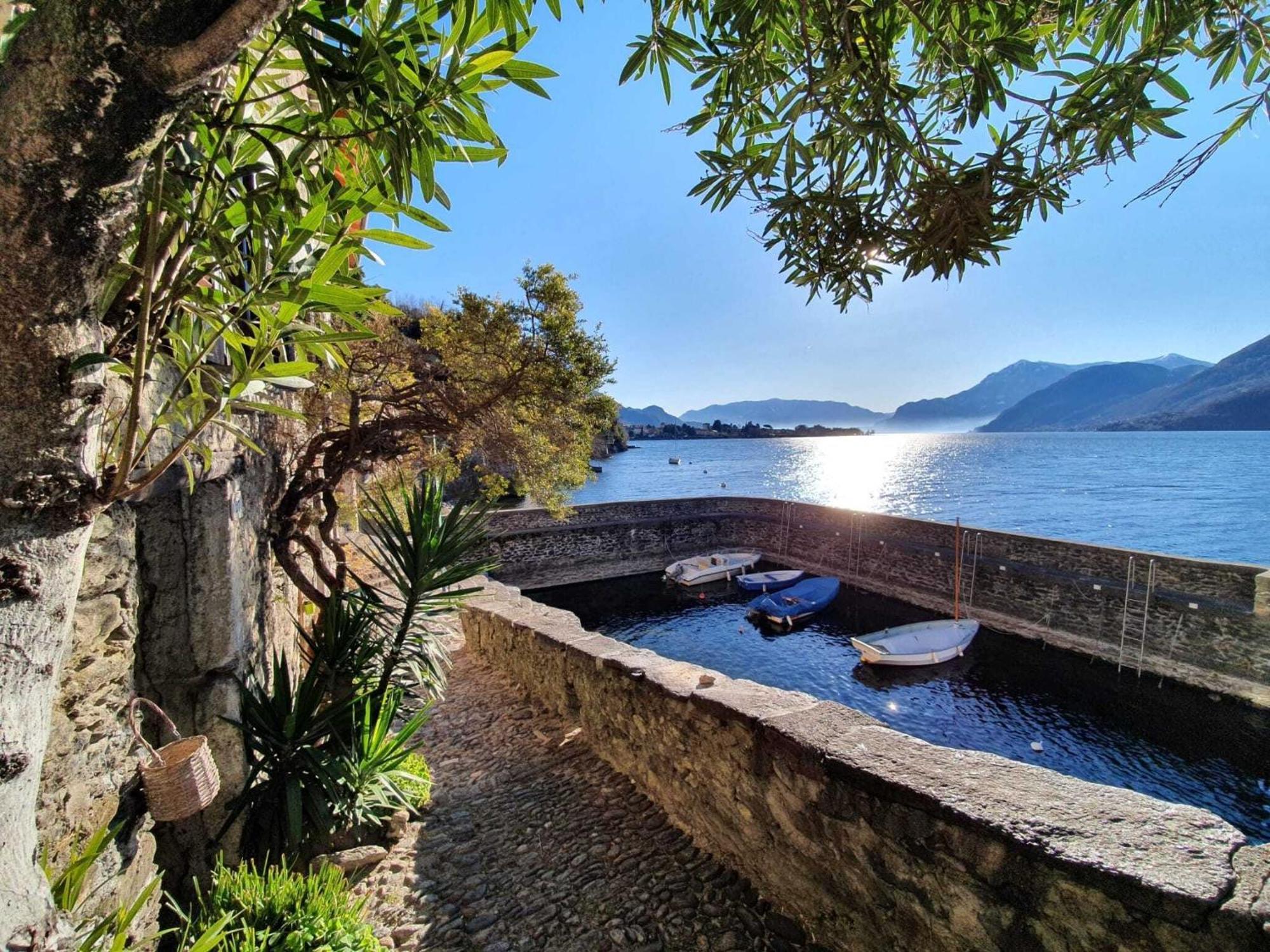 Snug In With Balcony Or Terrace