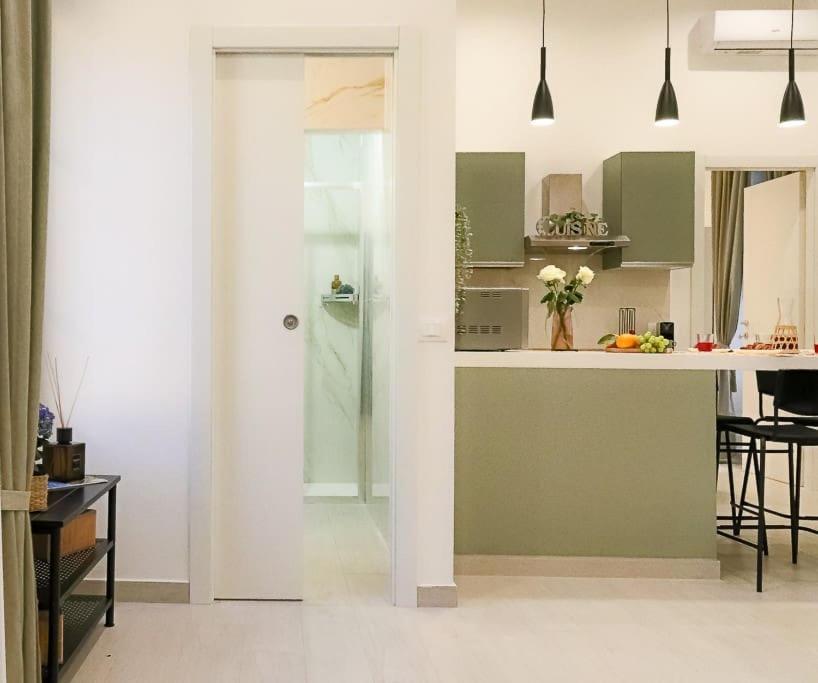 New Private In A-c Self Check-in Apartment Como