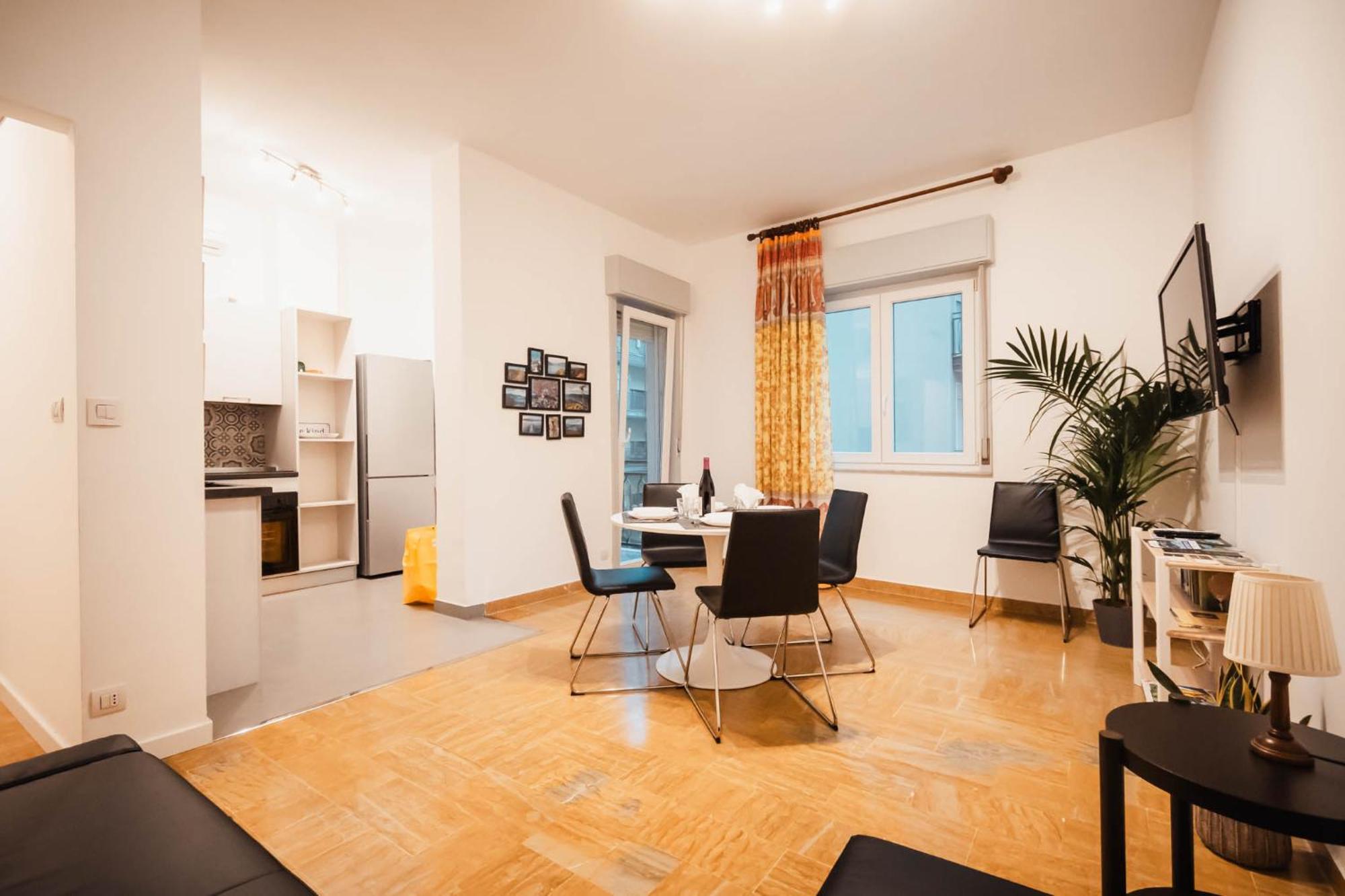 Sweethome Ampio Bilocale In Centro Con Parcheggio Gratuito Coperto Vicino A Stazione Como-milano *