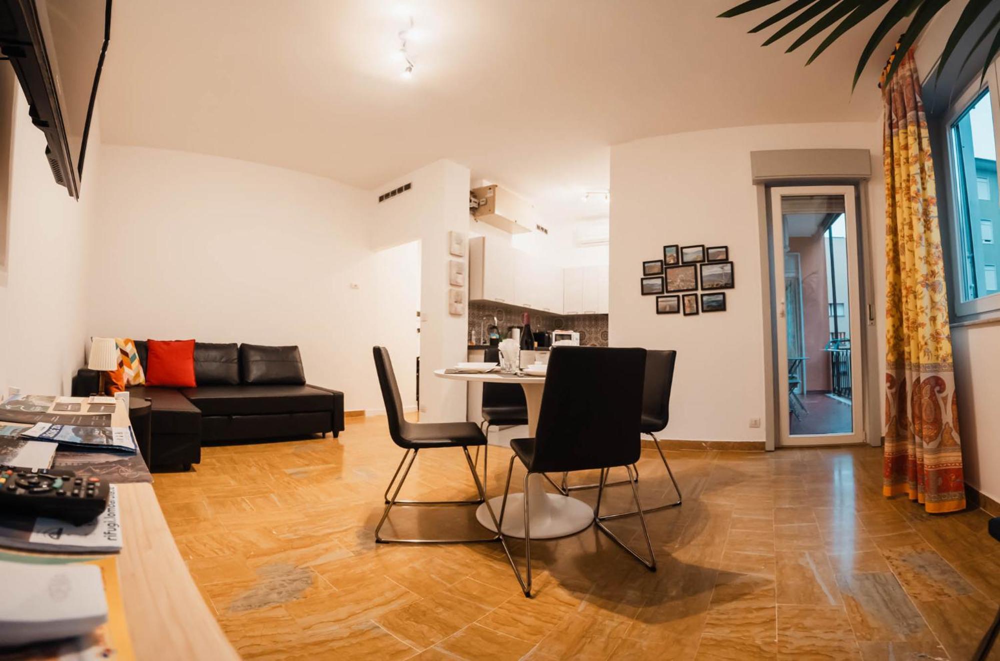 Sweethome Ampio Bilocale In Centro Con Parcheggio Gratuito Coperto Vicino A Stazione Como-milano Apartment Erba