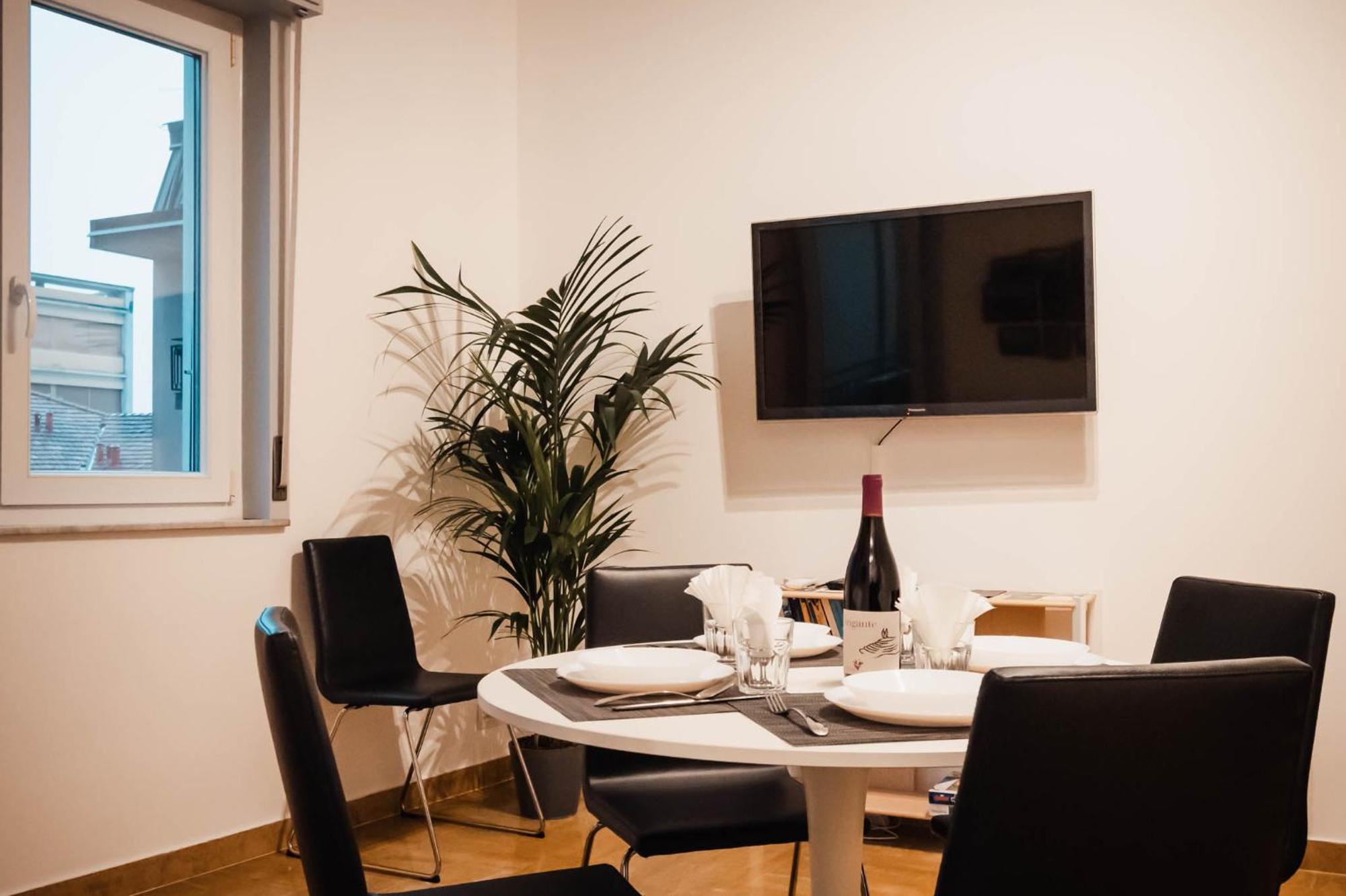 Sweethome Ampio Bilocale In Centro Con Parcheggio Gratuito Coperto Vicino A Stazione Como-milano *