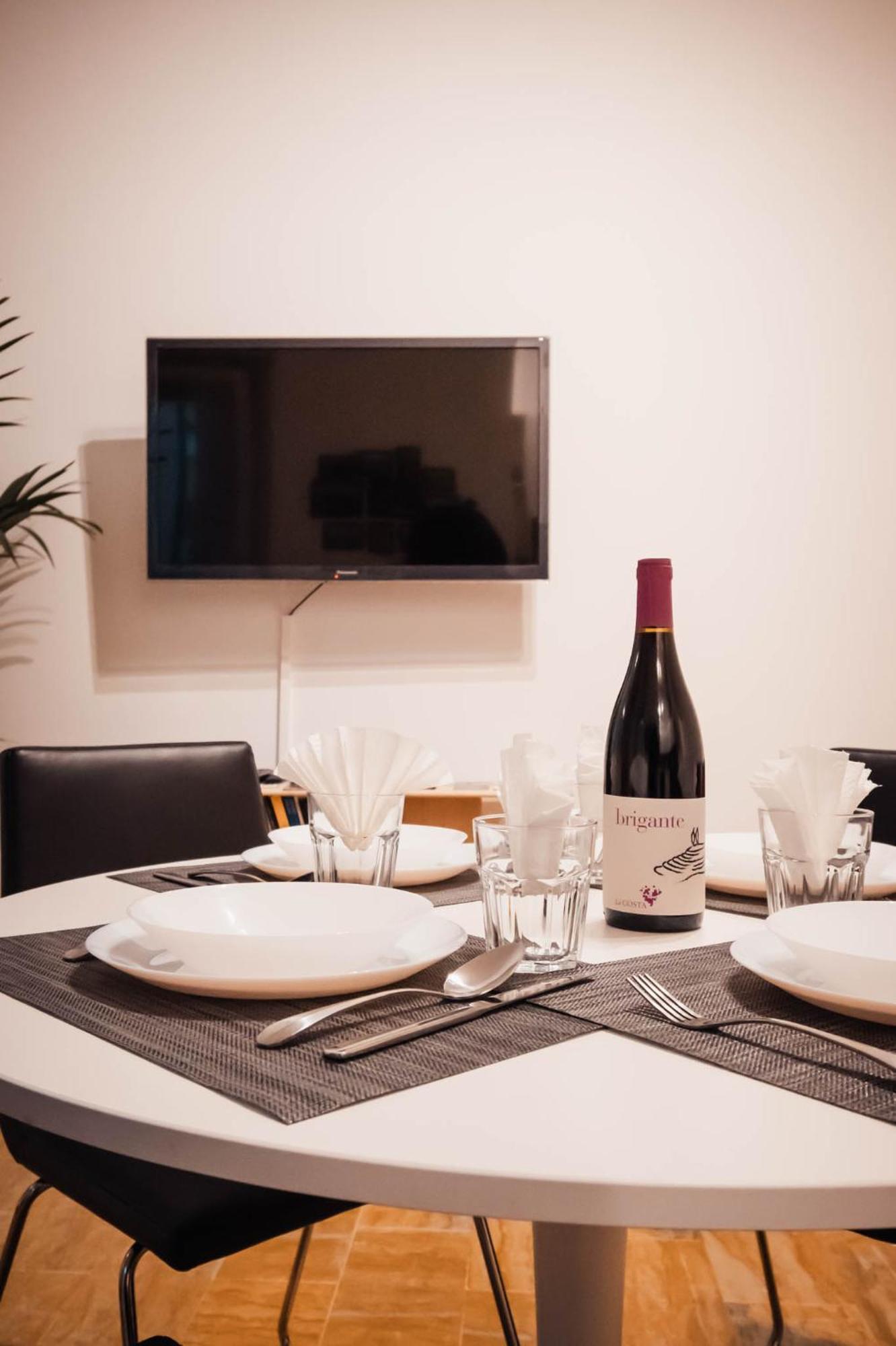 Sweethome Ampio Bilocale In Centro Con Parcheggio Gratuito Coperto Vicino A Stazione Como-milano * Erba