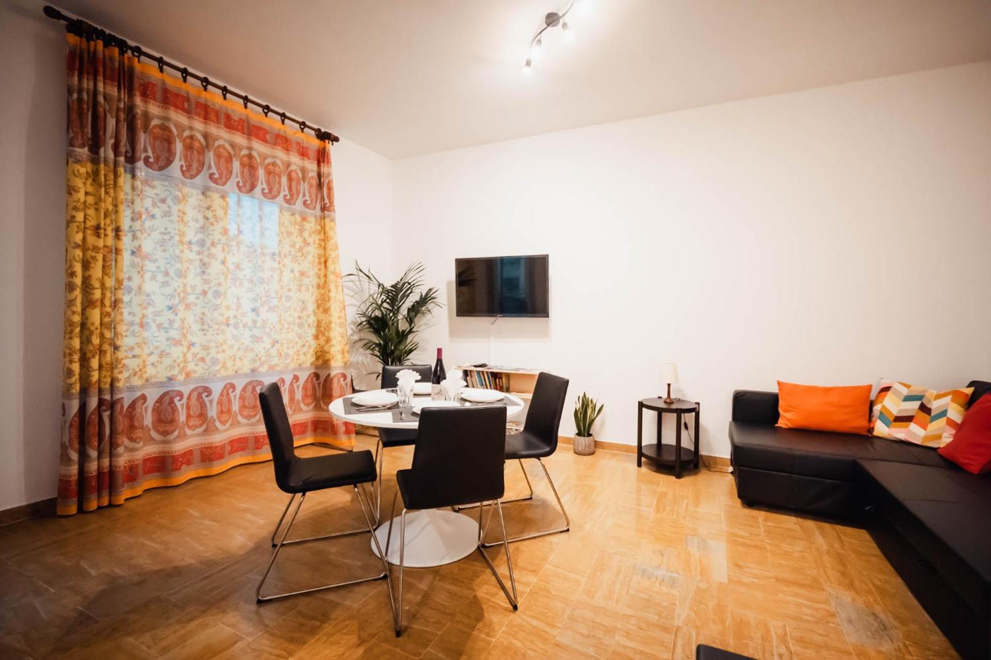 Sweethome Ampio Bilocale In Centro Con Parcheggio Gratuito Coperto Vicino A Stazione Como-milano