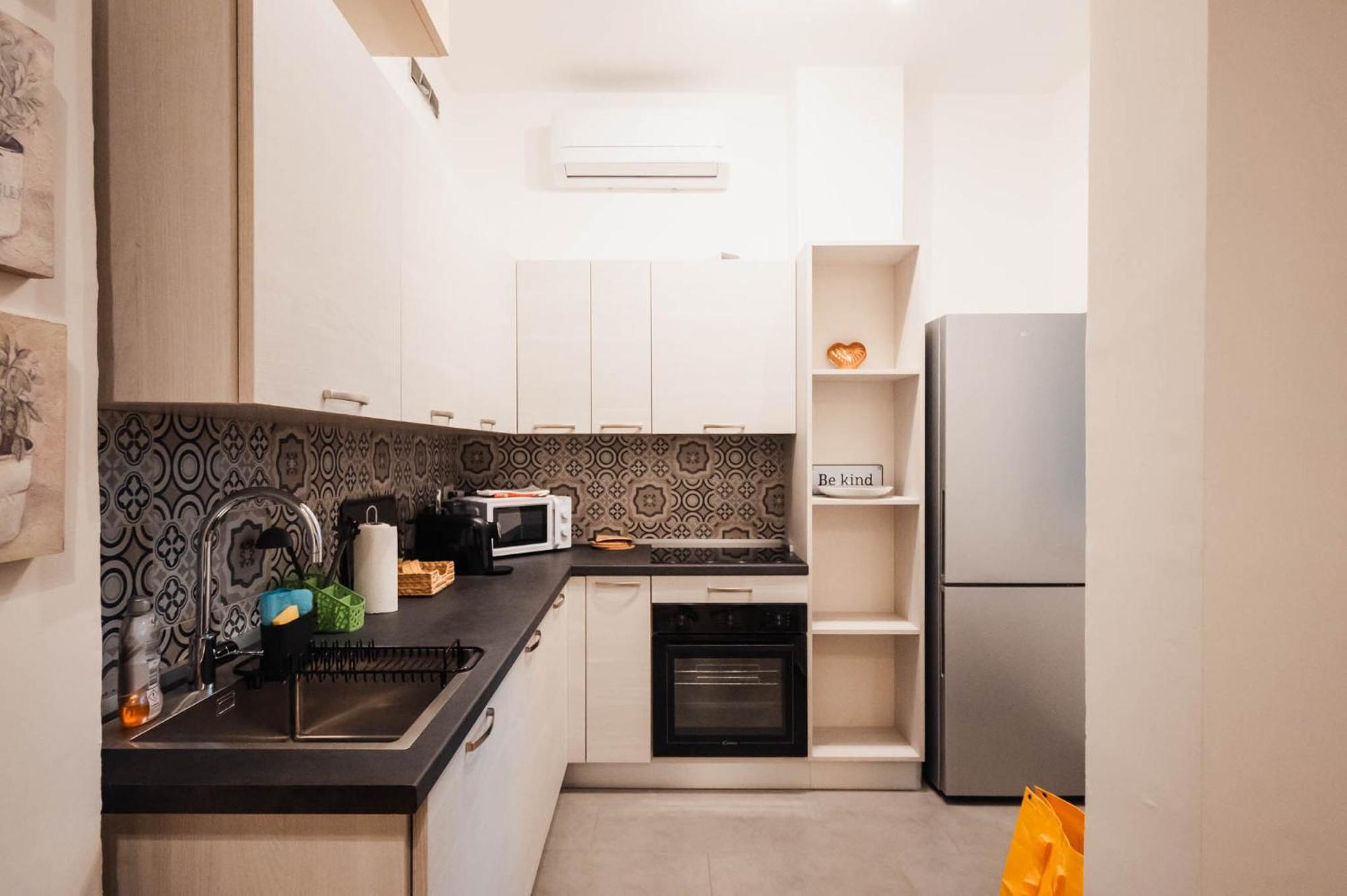 Apartment Sweethome Ampio Bilocale In Centro Con Parcheggio Gratuito Coperto Vicino A Stazione Como-milano