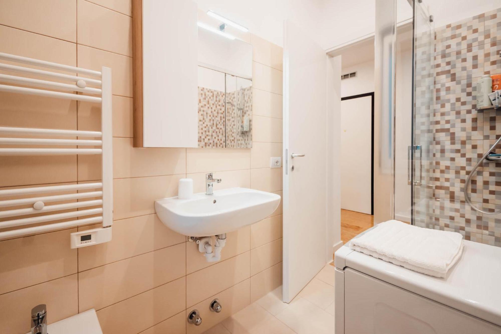 Sweethome Ampio Bilocale In Centro Con Parcheggio Gratuito Coperto Vicino A Stazione Como-milano Apartment Erba
