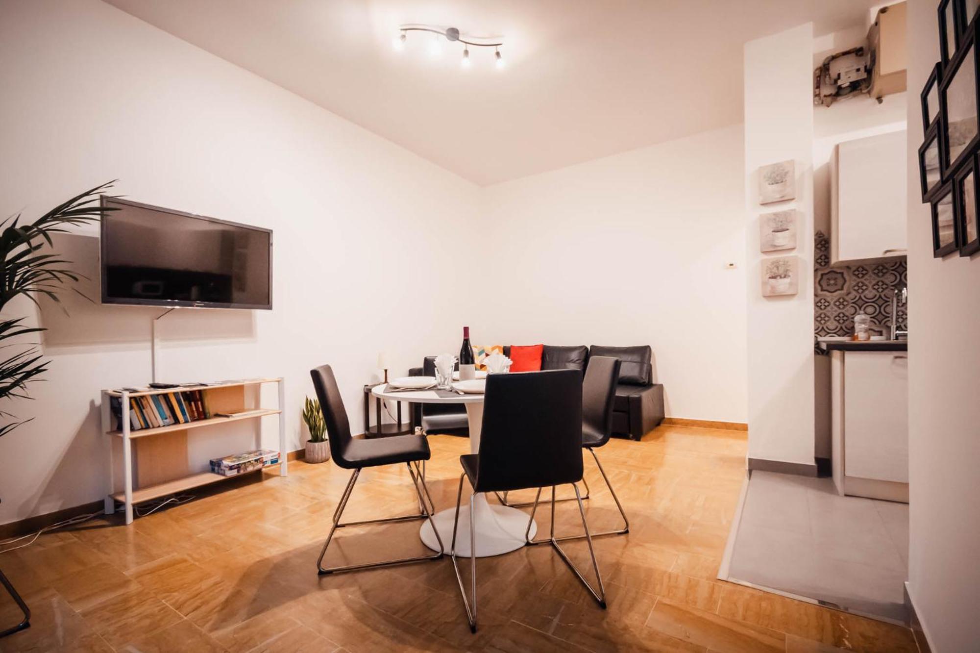 Sweethome Ampio Bilocale In Centro Con Parcheggio Gratuito Coperto Vicino A Stazione Como-milano Erba