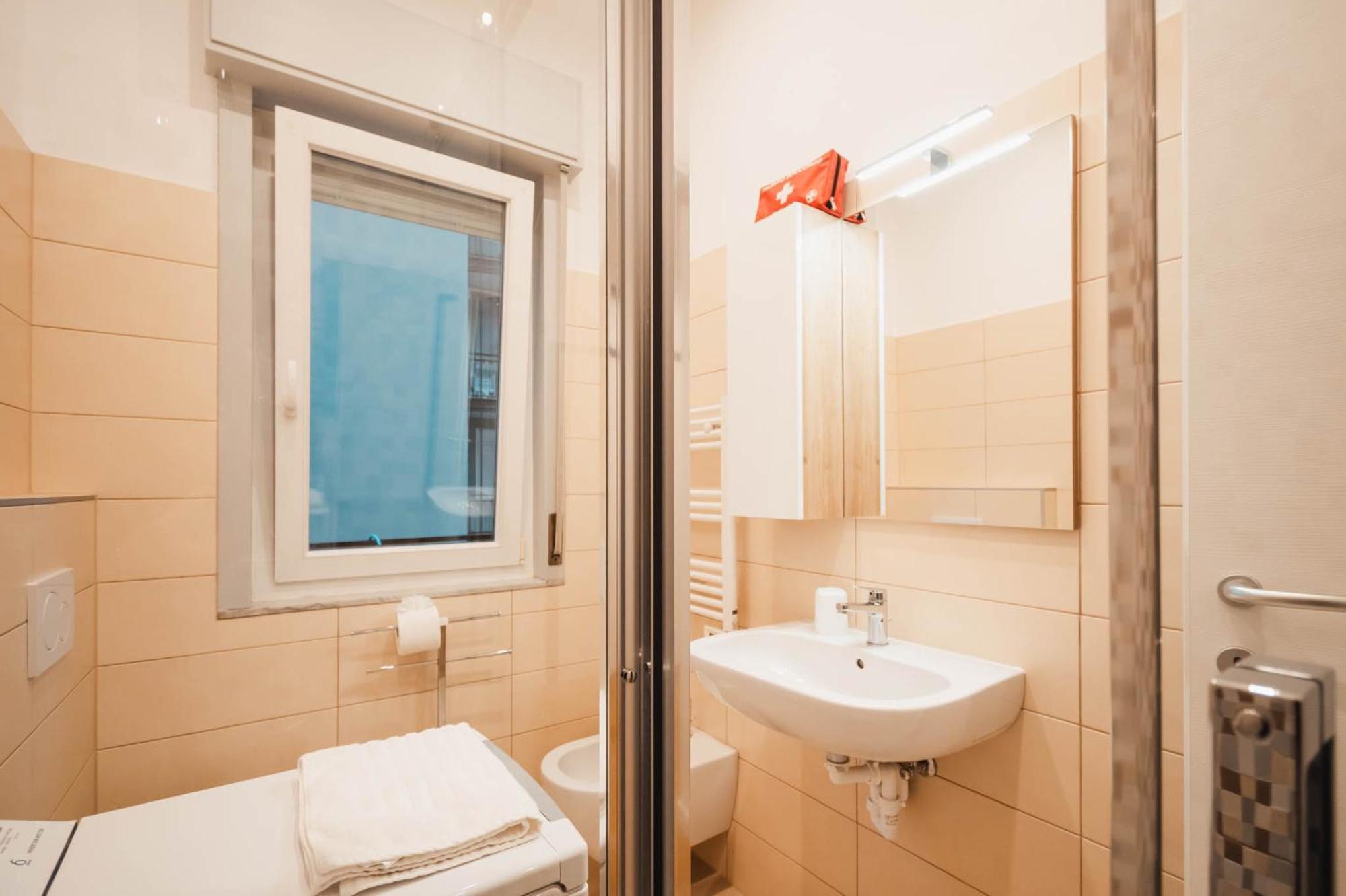 Sweethome Ampio Bilocale In Centro Con Parcheggio Gratuito Coperto Vicino A Stazione Como-milano Apartment