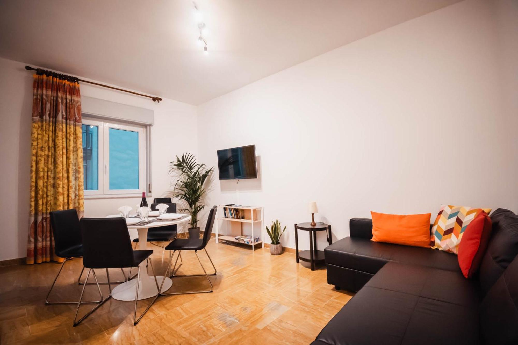 Sweethome Ampio Bilocale In Centro Con Parcheggio Gratuito Coperto Vicino A Stazione Como-milano * Erba