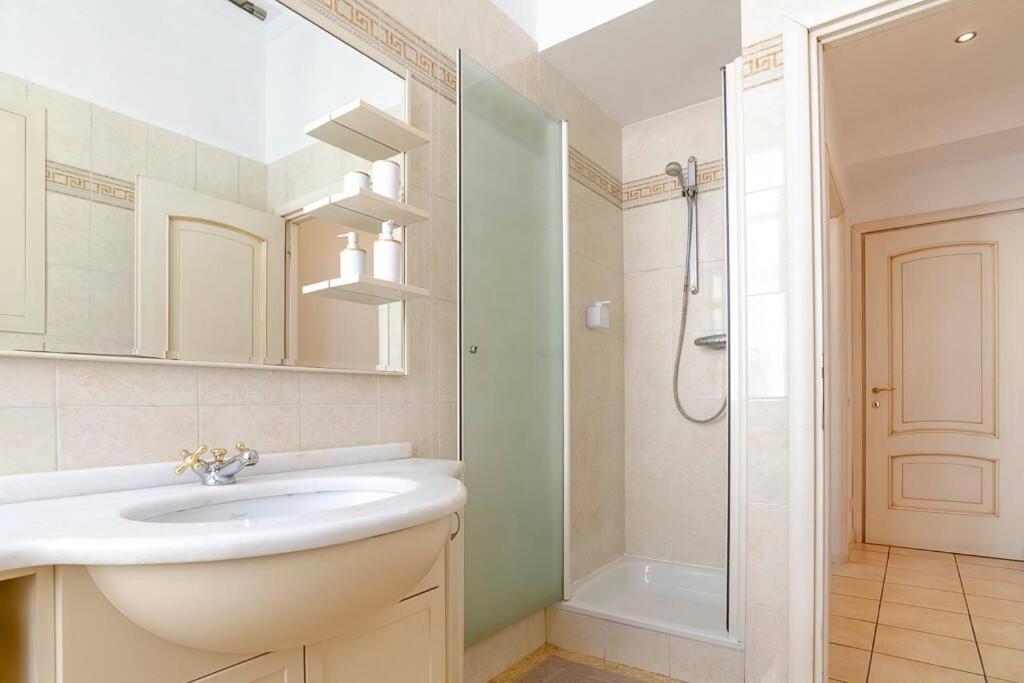 Luxury On The Center Of Apartment *