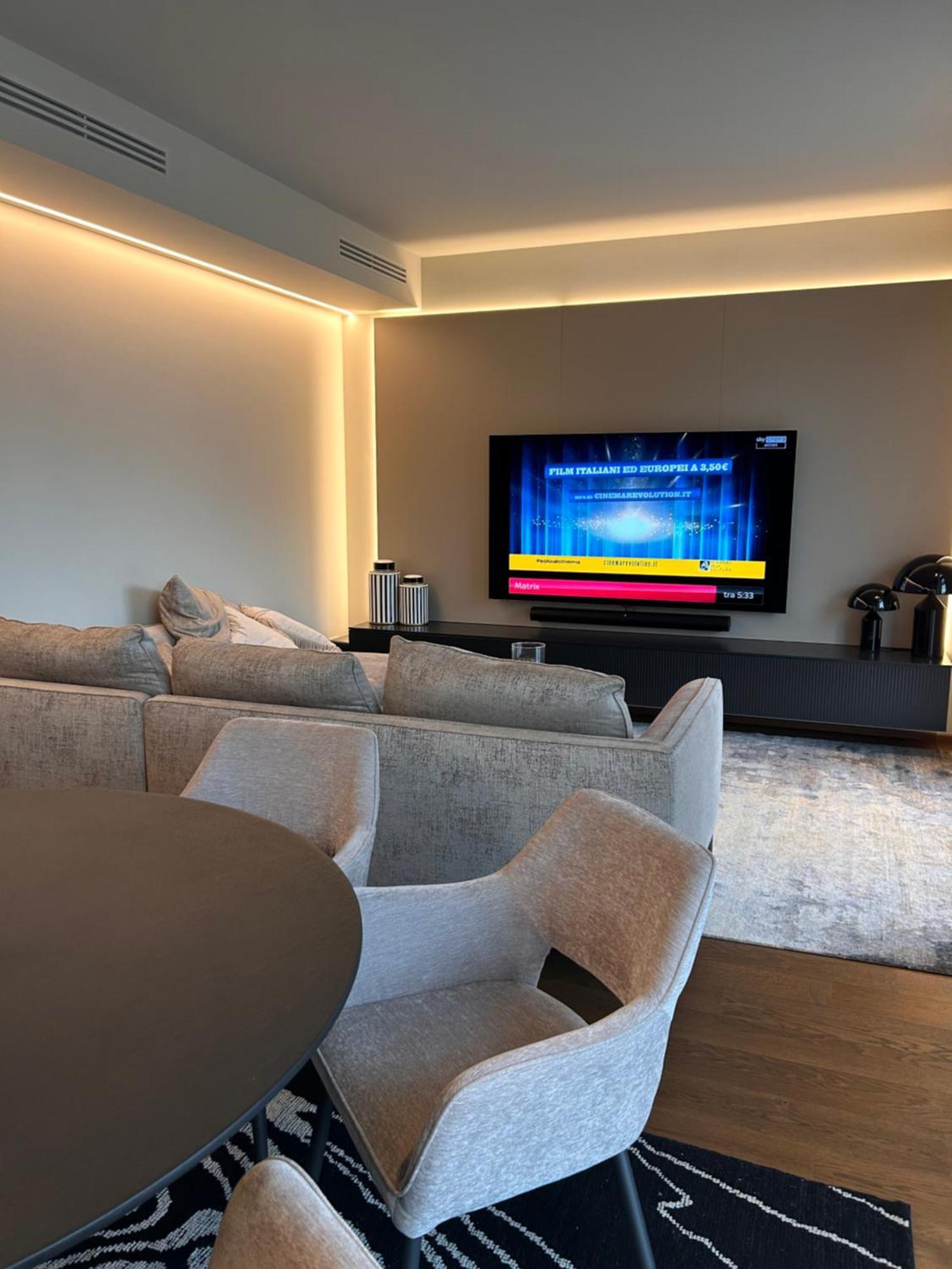 Luxury White House * Como