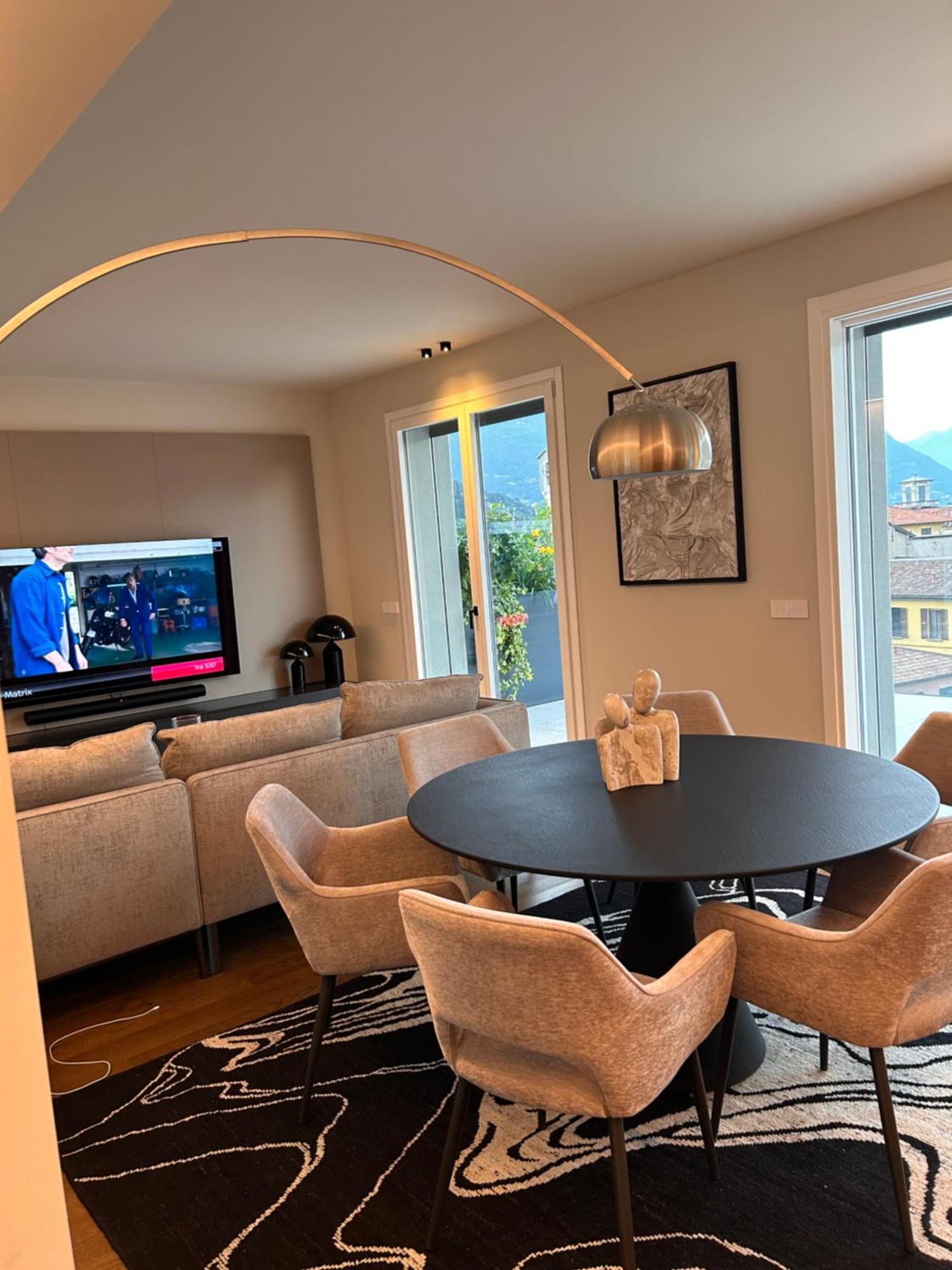 Luxury White House Apartment *