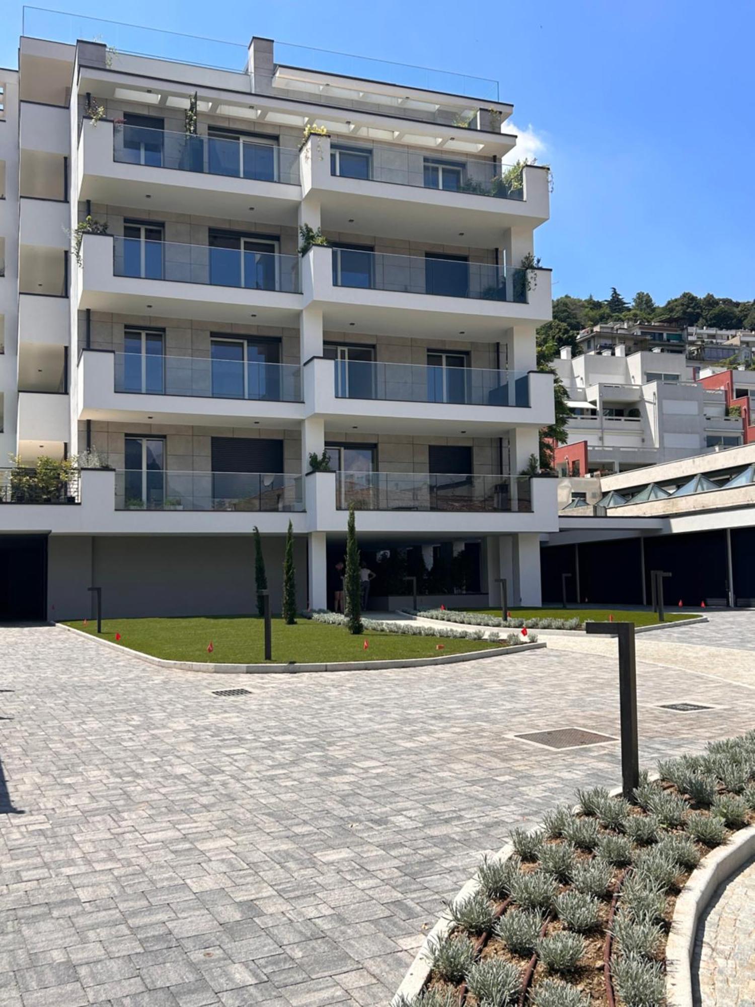 Luxury White House Como