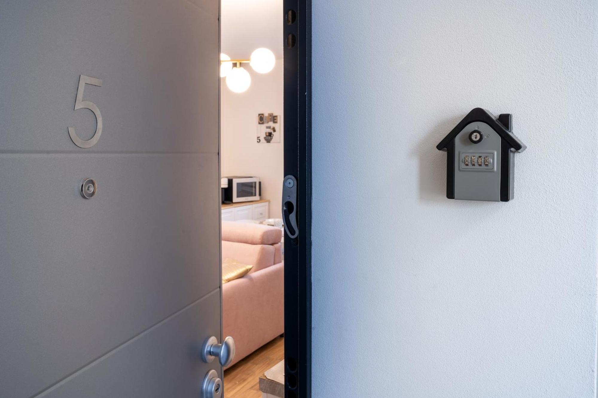 Lora Flowers Suite, Free Parking,self Check In, 5 Apartment *