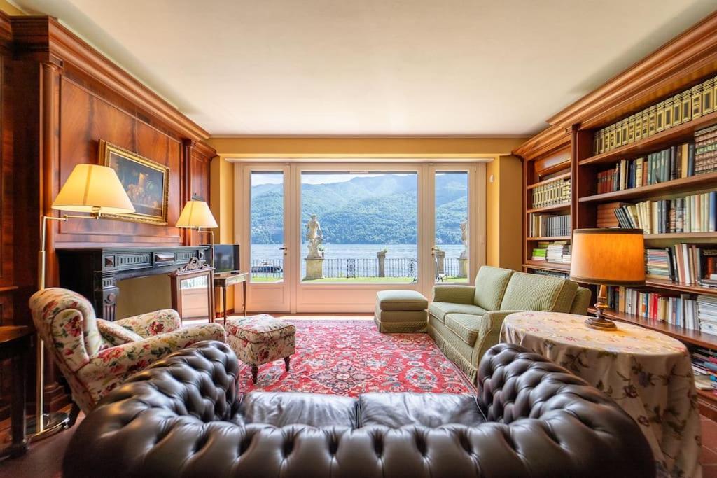 Lakefront 1800s Private Dock, Art Luxury