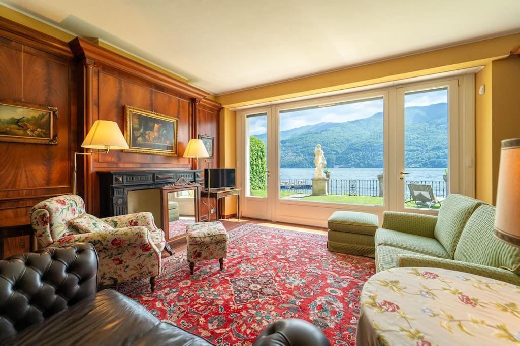 Lakefront 1800s Private Dock, Art Luxury