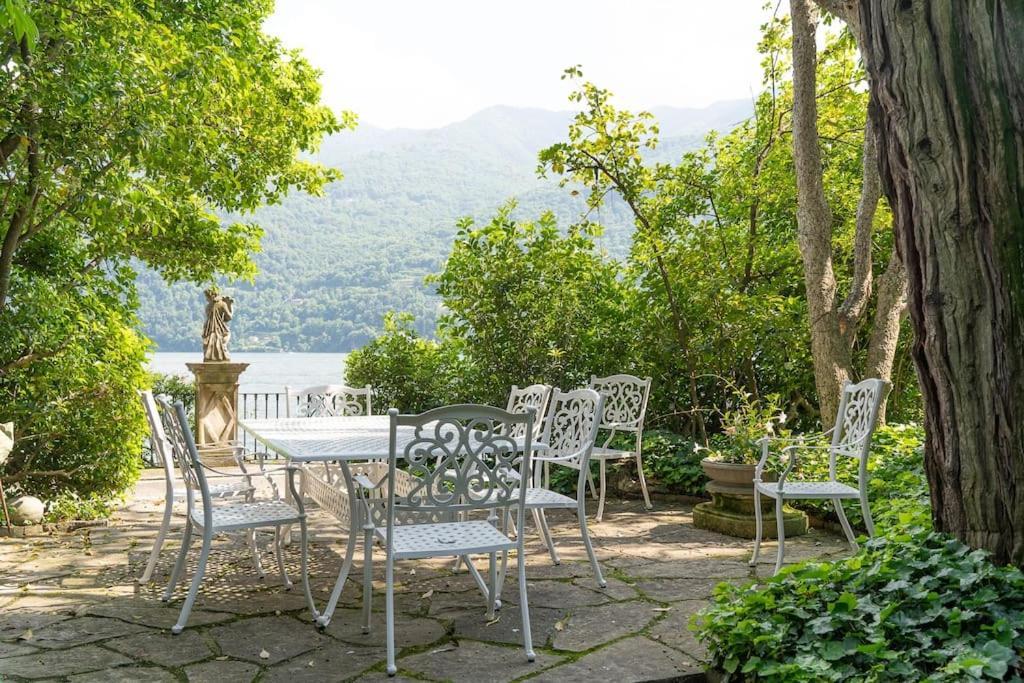 Lakefront 1800s Private Dock, Art Luxury