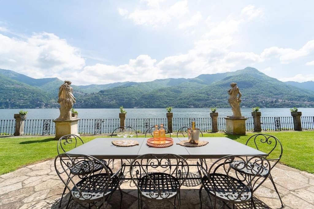 Lakefront 1800s Private Dock, Art Luxury