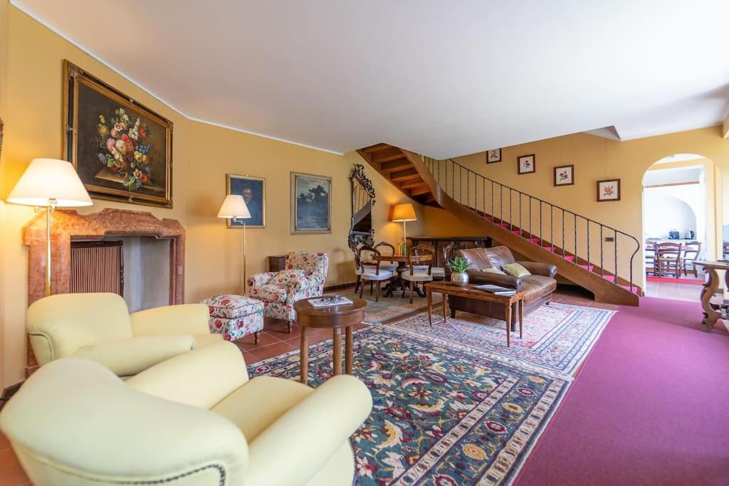 Lakefront 1800s Private Dock, Art Luxury