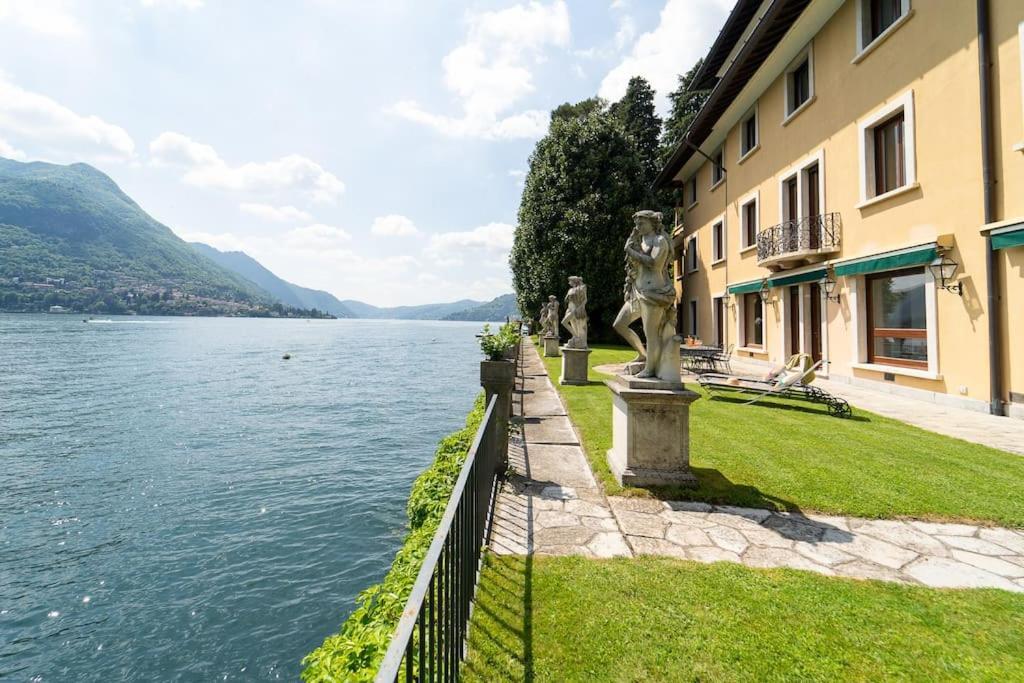 Lakefront 1800s Private Dock, Art Luxury Villa *