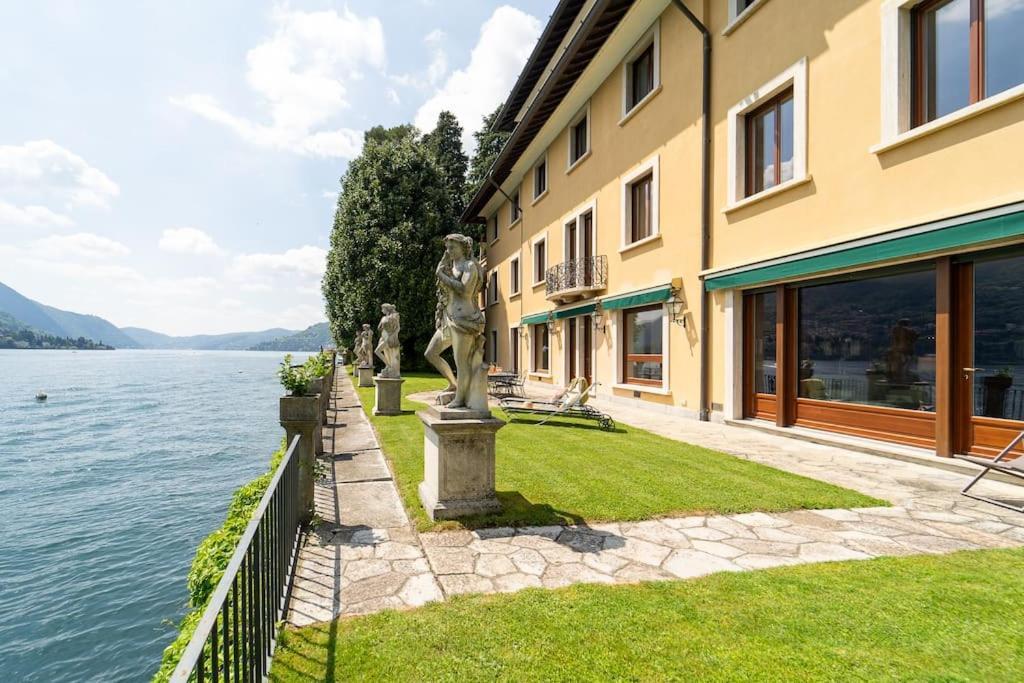 Lakefront 1800s Private Dock, Art Luxury