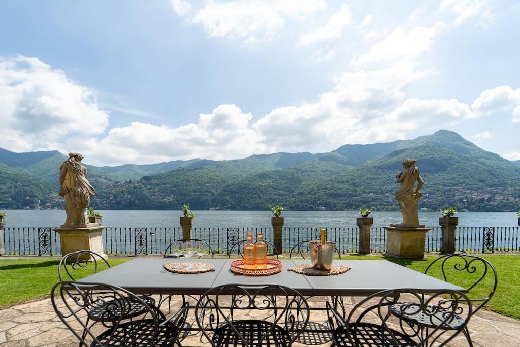 Villa Lakefront 1800s Private Dock, Art Luxury *