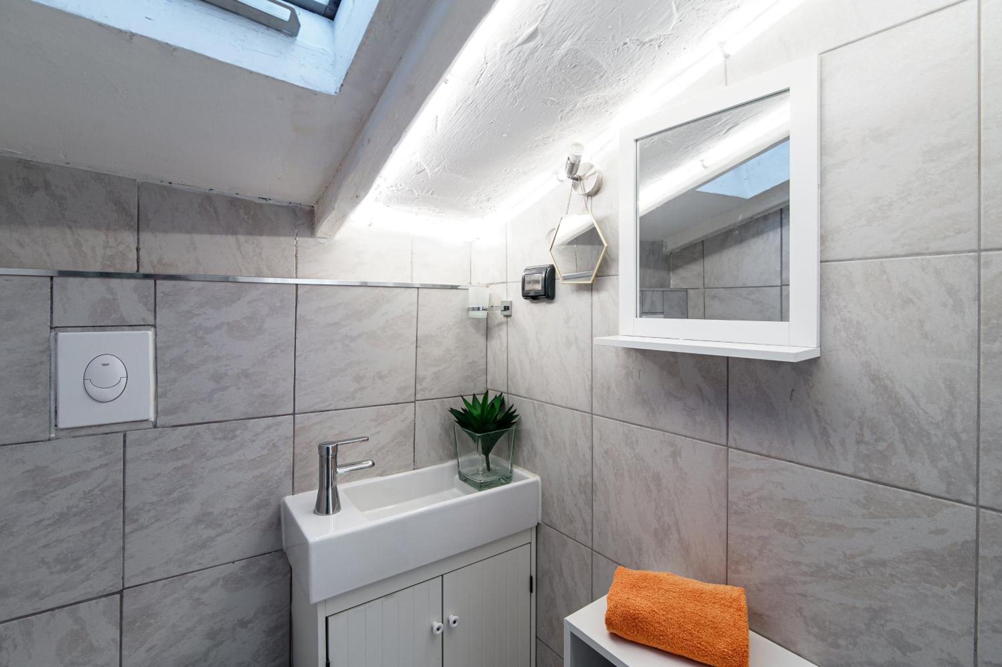 Joivy Chic 5-bed Near Duomo Di Apartment