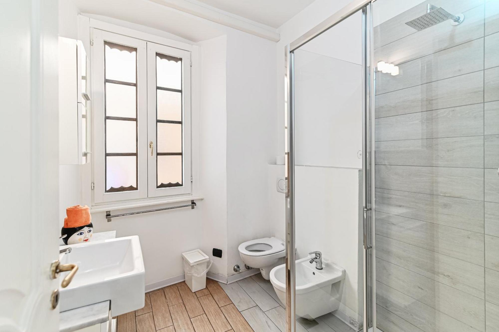 Joivy Chic 5-bed Near Duomo Di Apartment