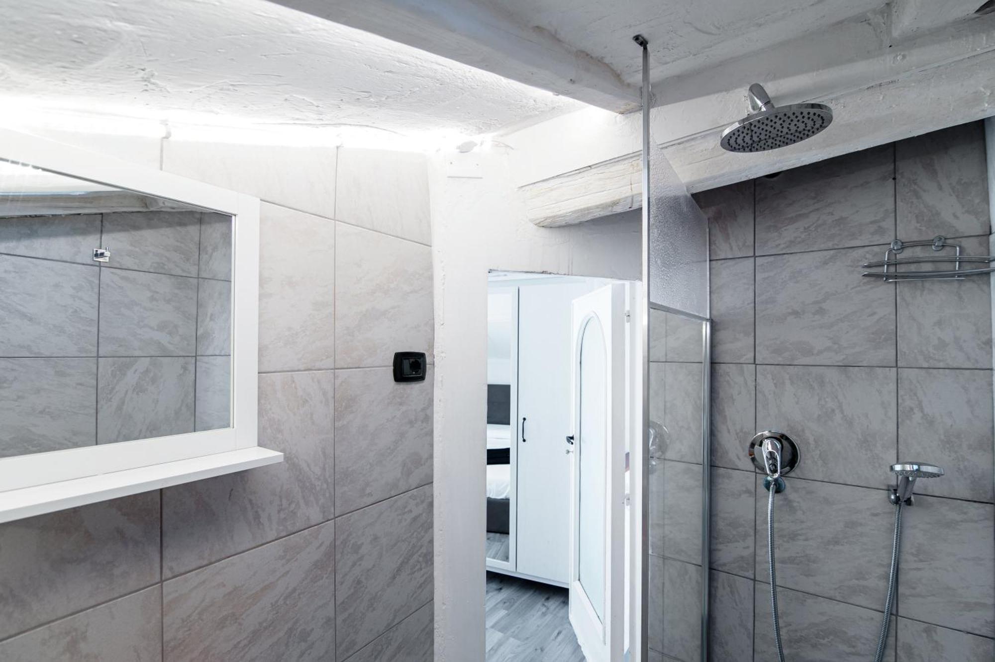 Joivy Chic 5-bed Near Duomo Di Apartment