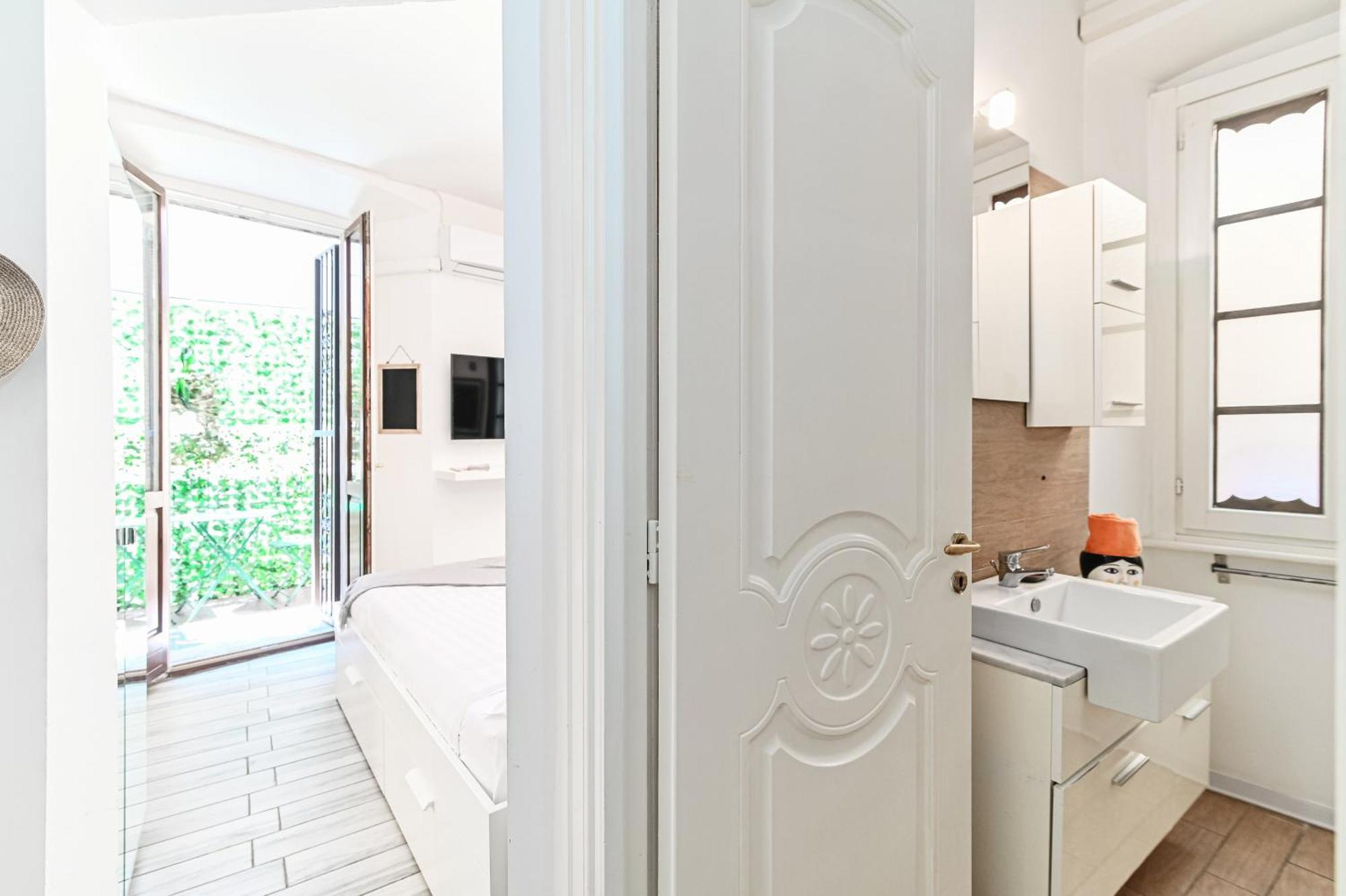 Joivy Chic 5-bed Near Duomo Di Apartment *