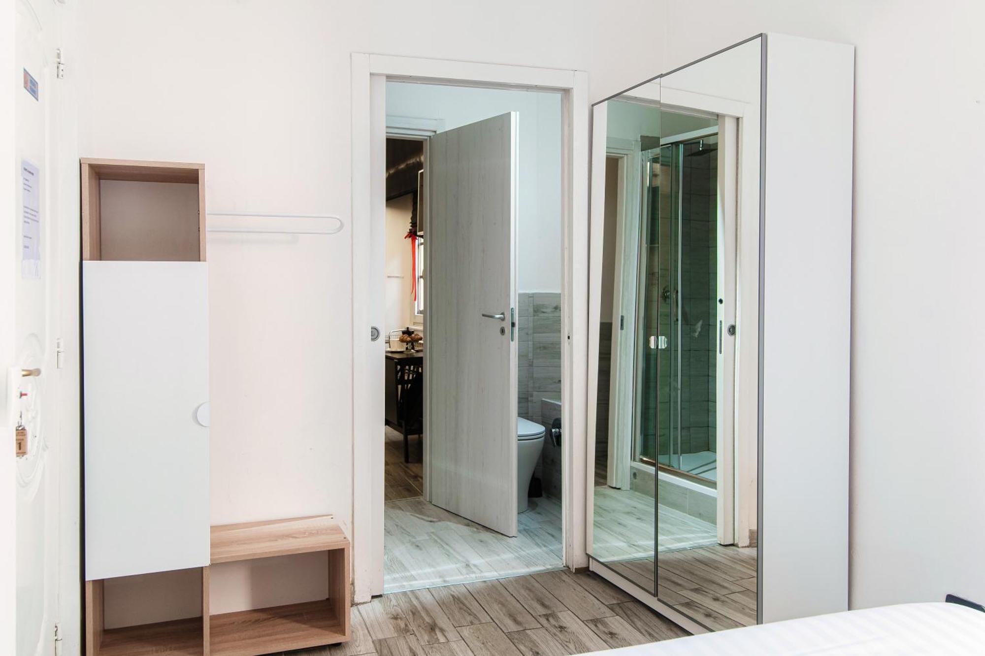 Joivy Chic 5-bed Near Duomo Di Apartment Como