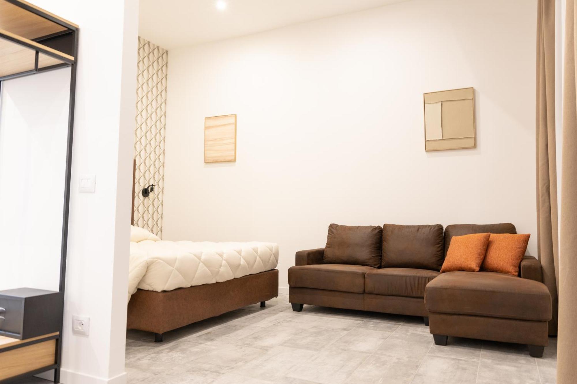 Guest house Living Como-rooms&parking