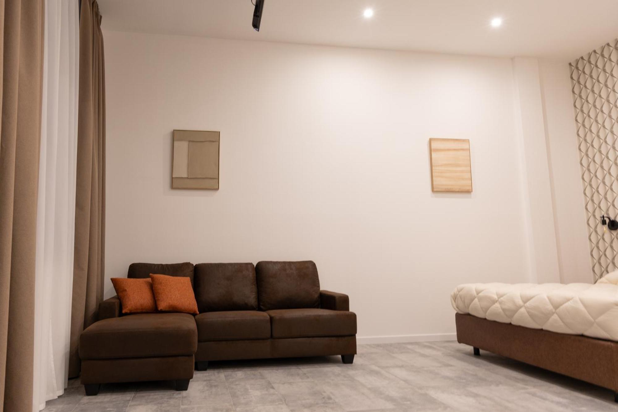 Living Como-rooms&parking