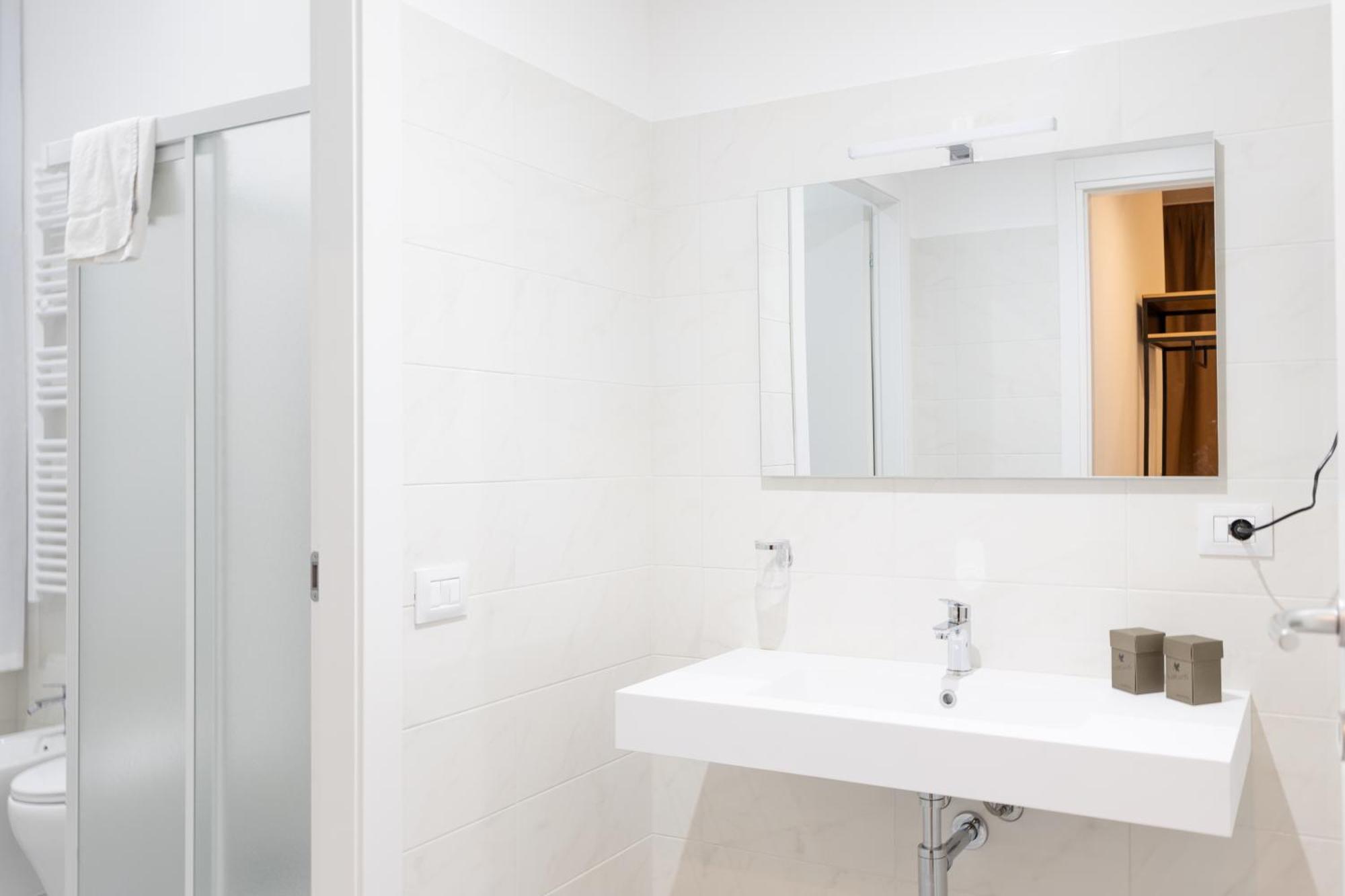 Guest house Living Como-rooms&parking