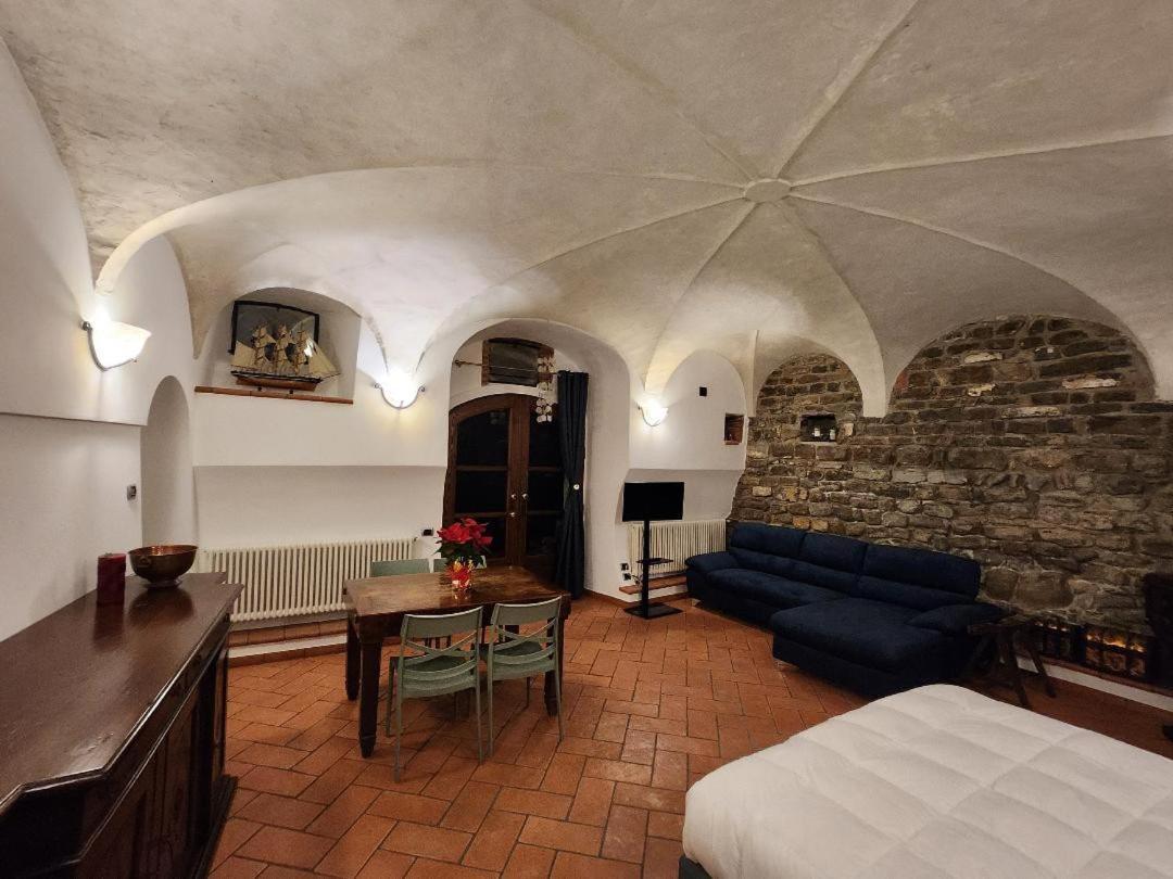 The Courtyard Of The 6 Arches * Garlate