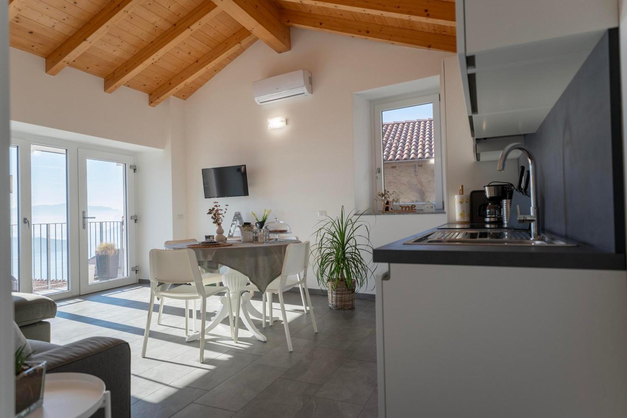 Delfina Mansarda Apartment Vercana