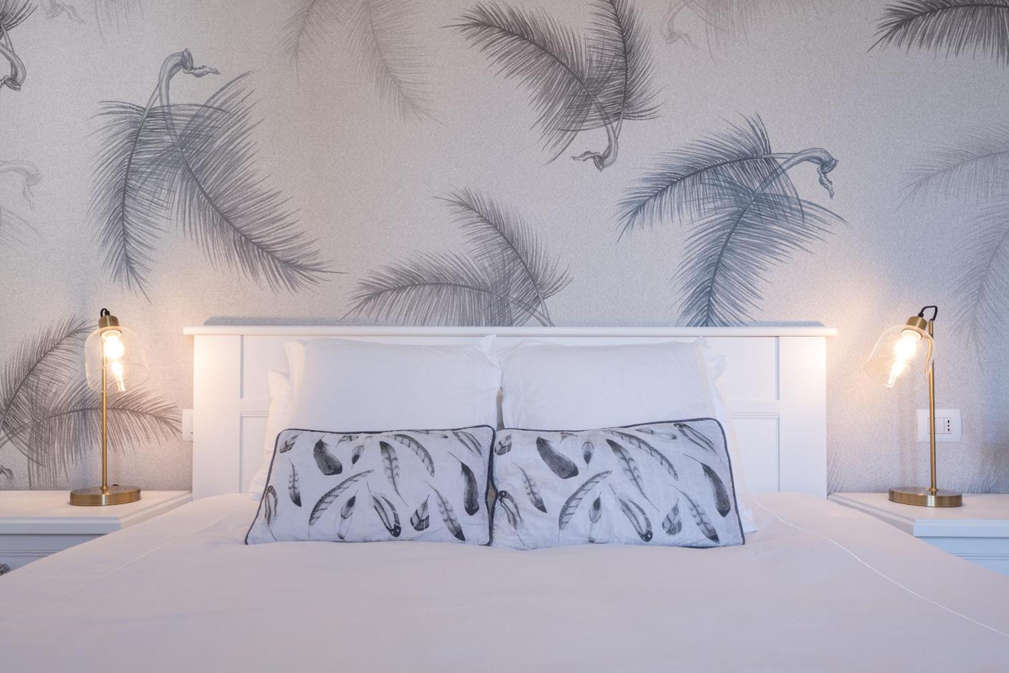 Lora Feathers Suite, Free Parking, Self Check In,4 *