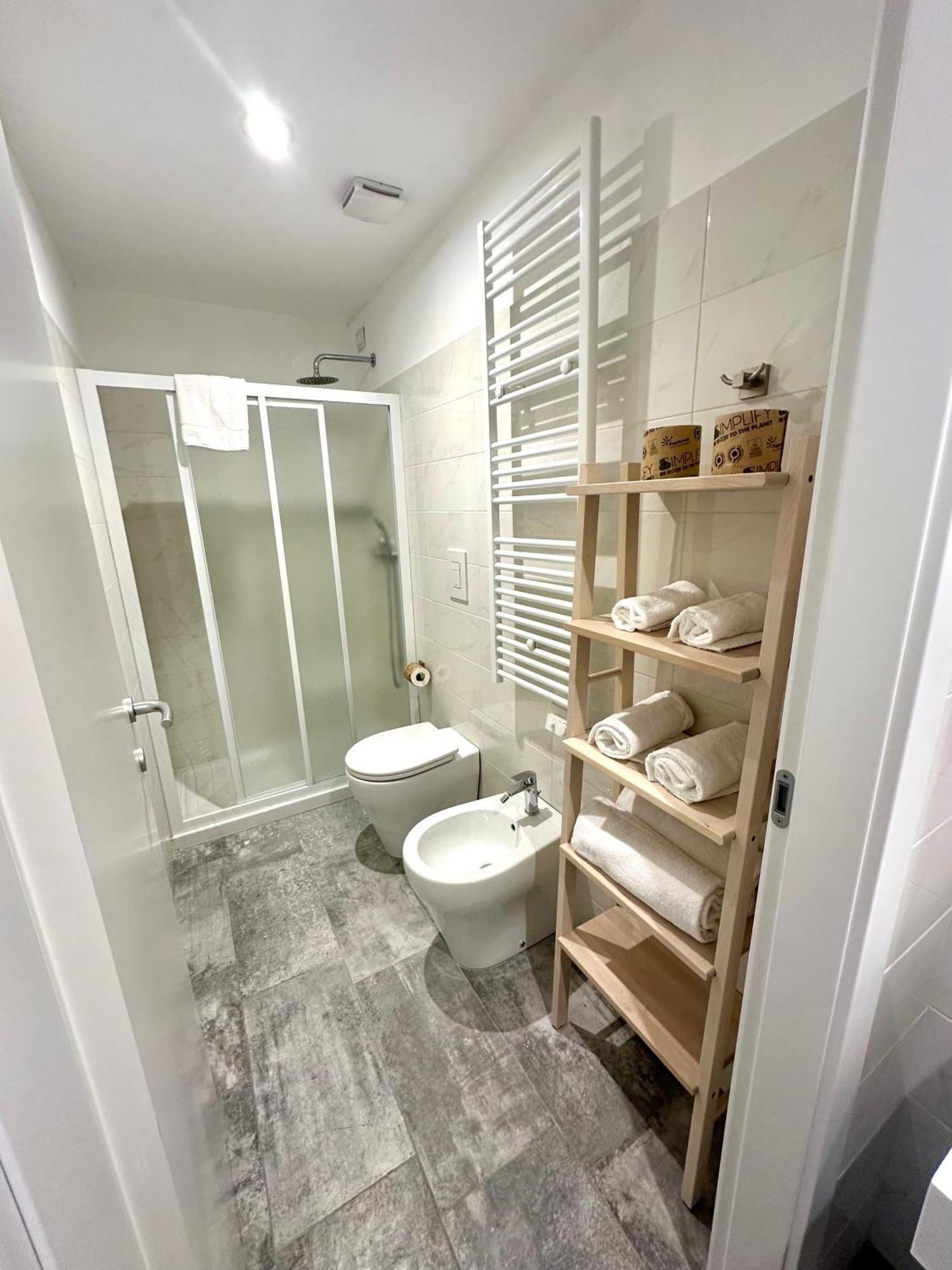 Living Como-rooms&parking Guest house
