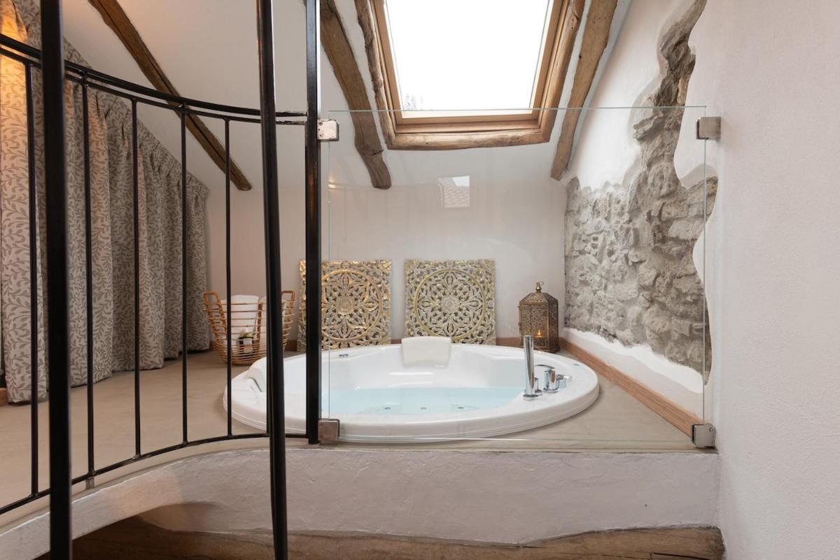 Tiny Loft With Jacuzzi Apartment *